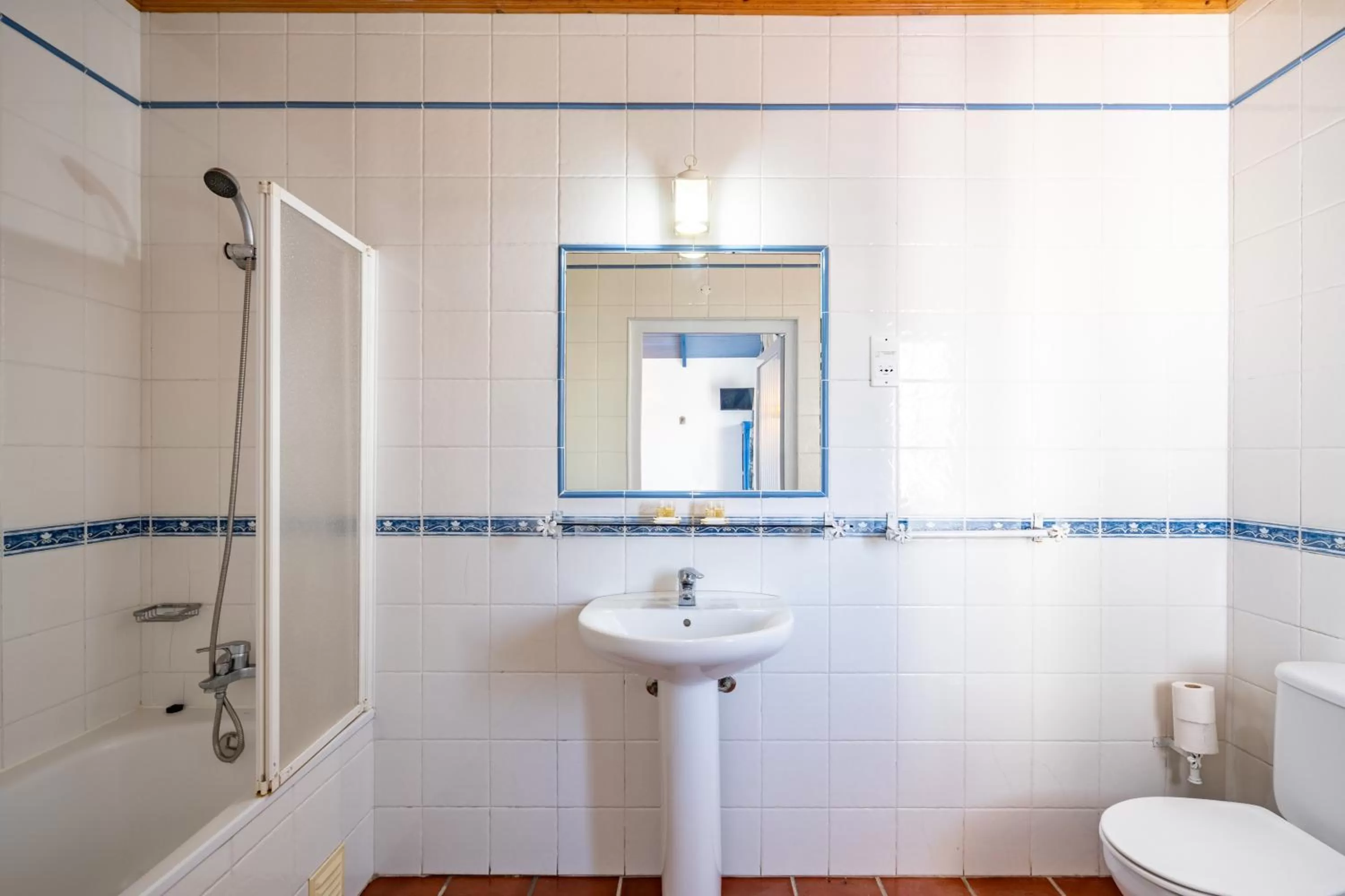 Bathroom in Hotel Mar e Sol VNMF by Umbral