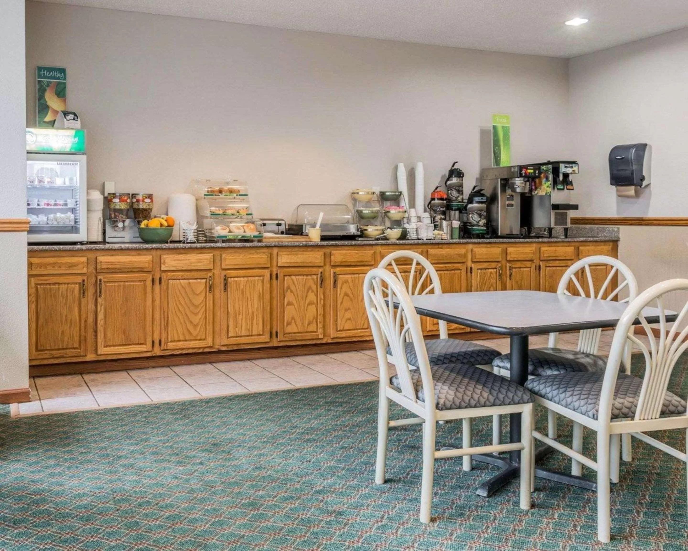 Restaurant/places to eat in Quality Inn Kalamazoo near Wings Stadium