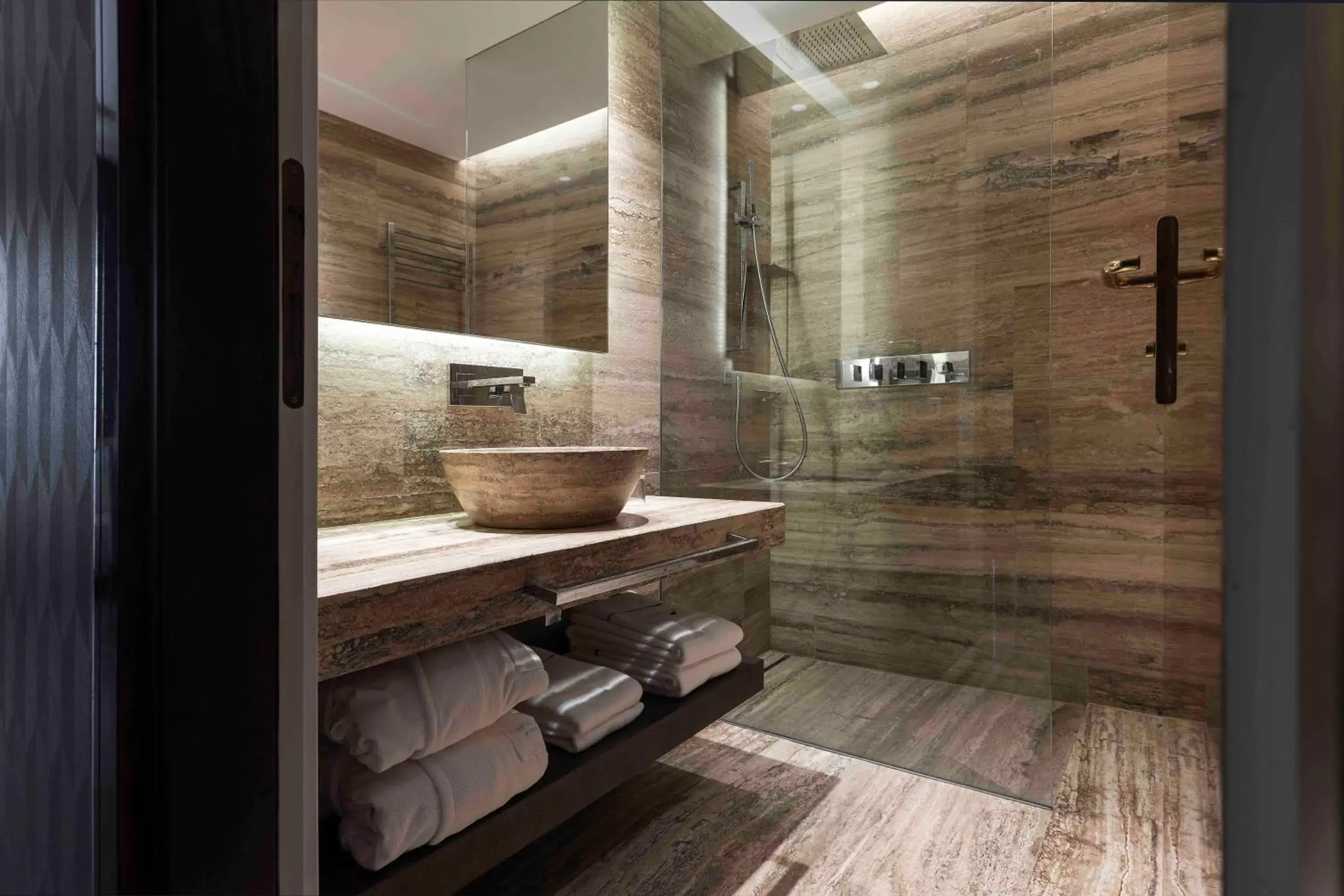 Deluxe Double or Twin Room with Lake View in Hotel La Palma Deluxe Double or Twin Room with Lake View in Hotel La Palma