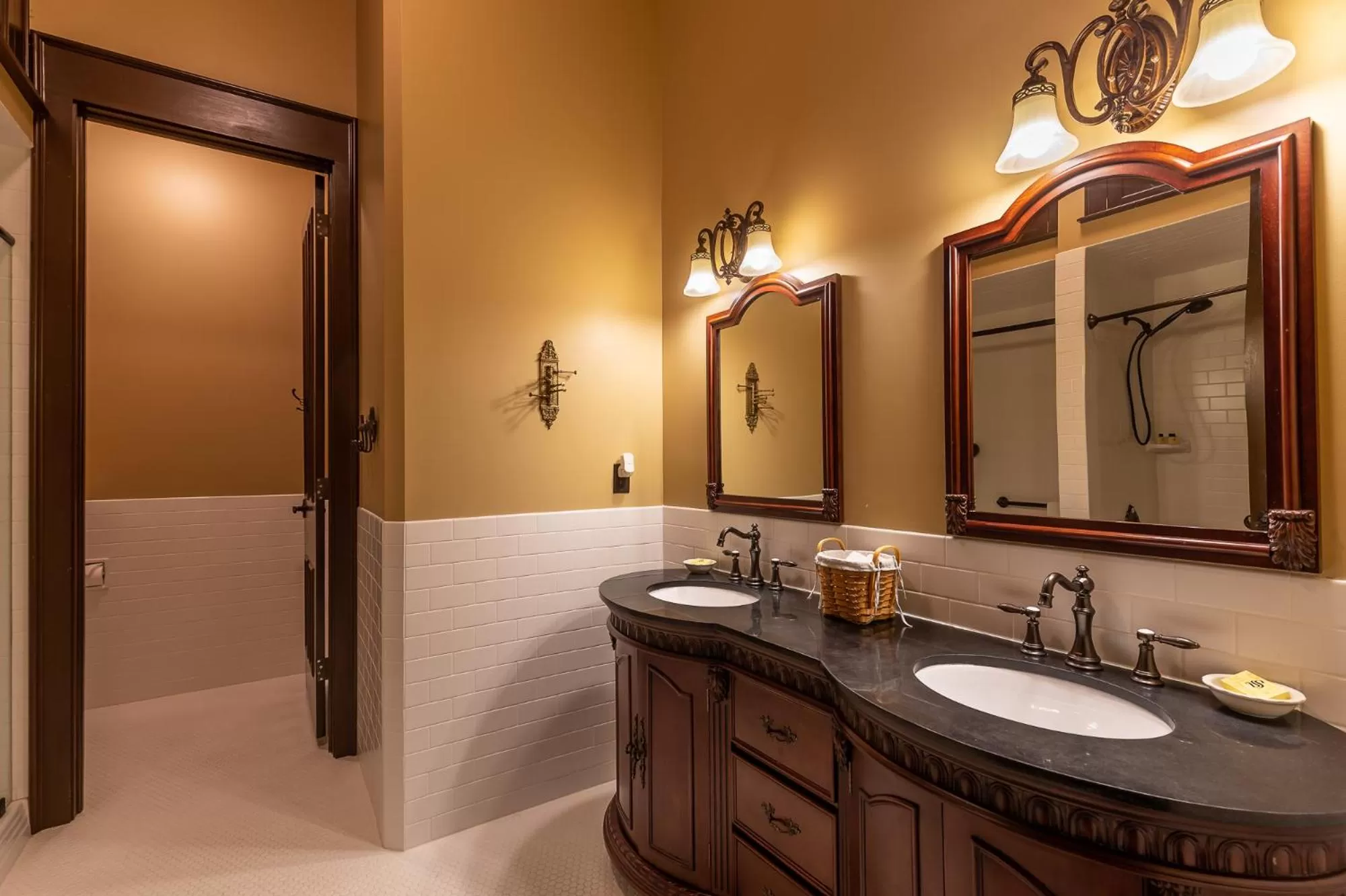 Bathroom in Steele Mansion Inn & Gathering Hub