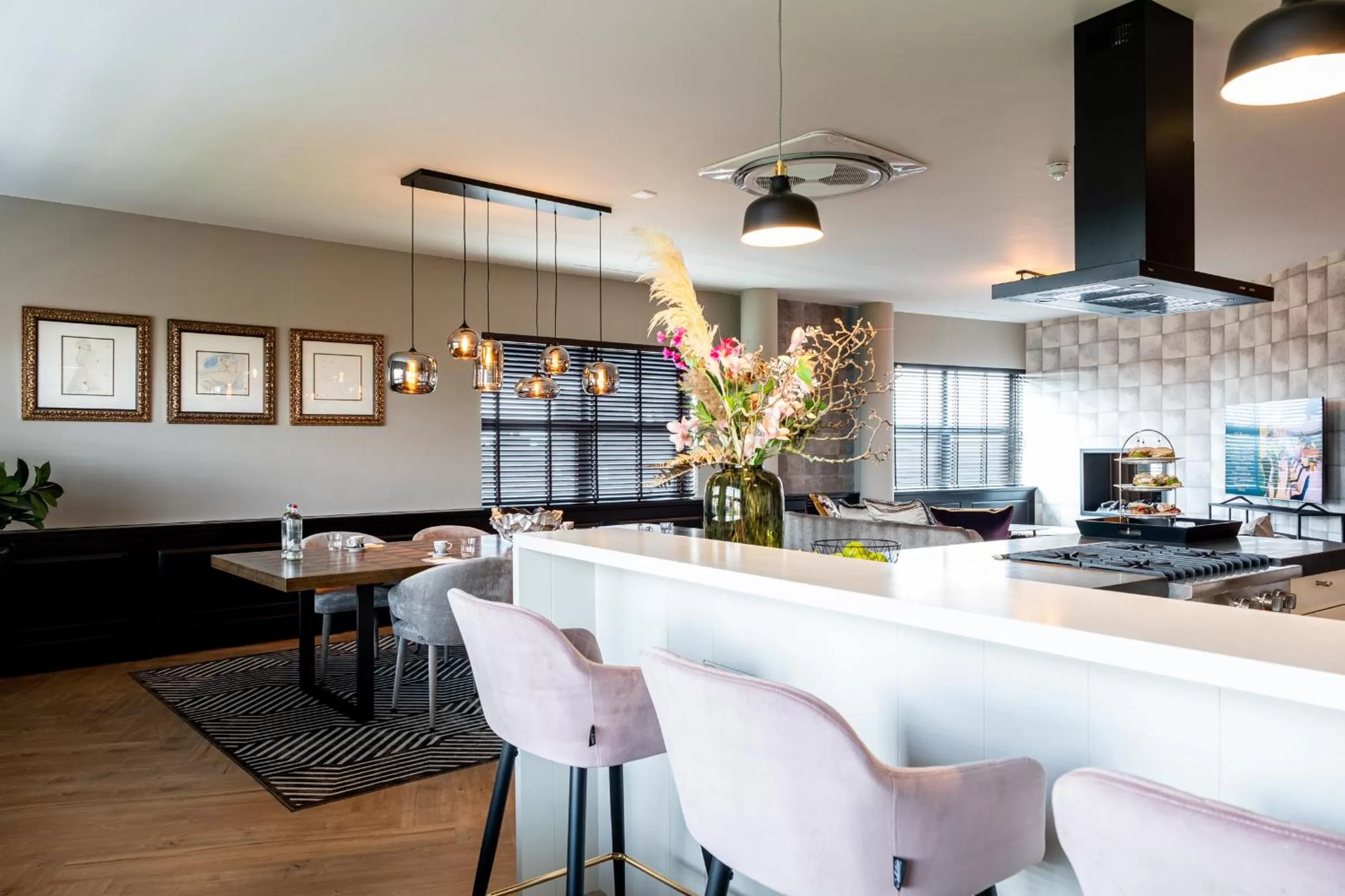 Dining area, Lounge/Bar in Nero Office Hotel & City Café