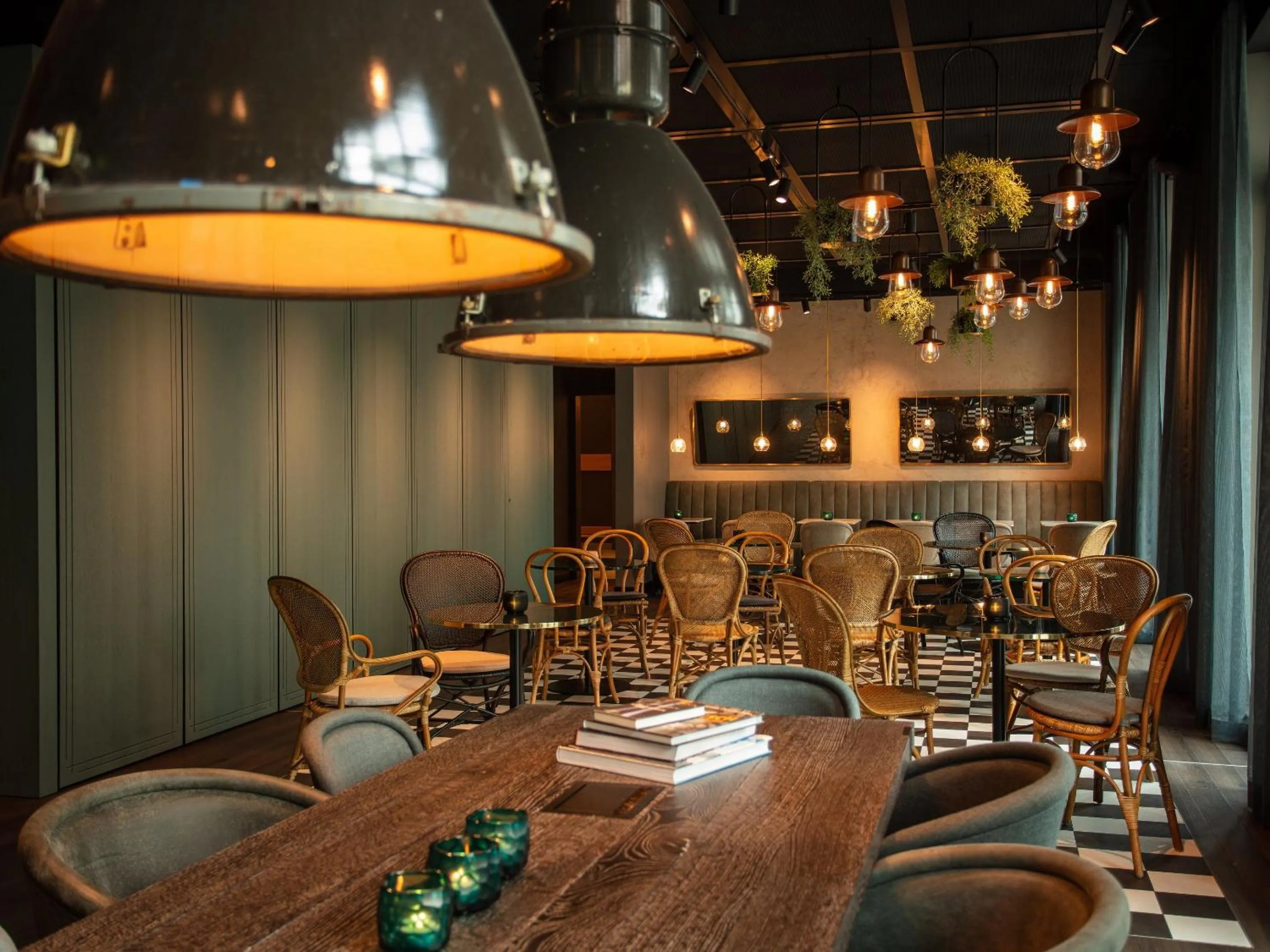 Lounge or bar in Motel One Saarbrücken