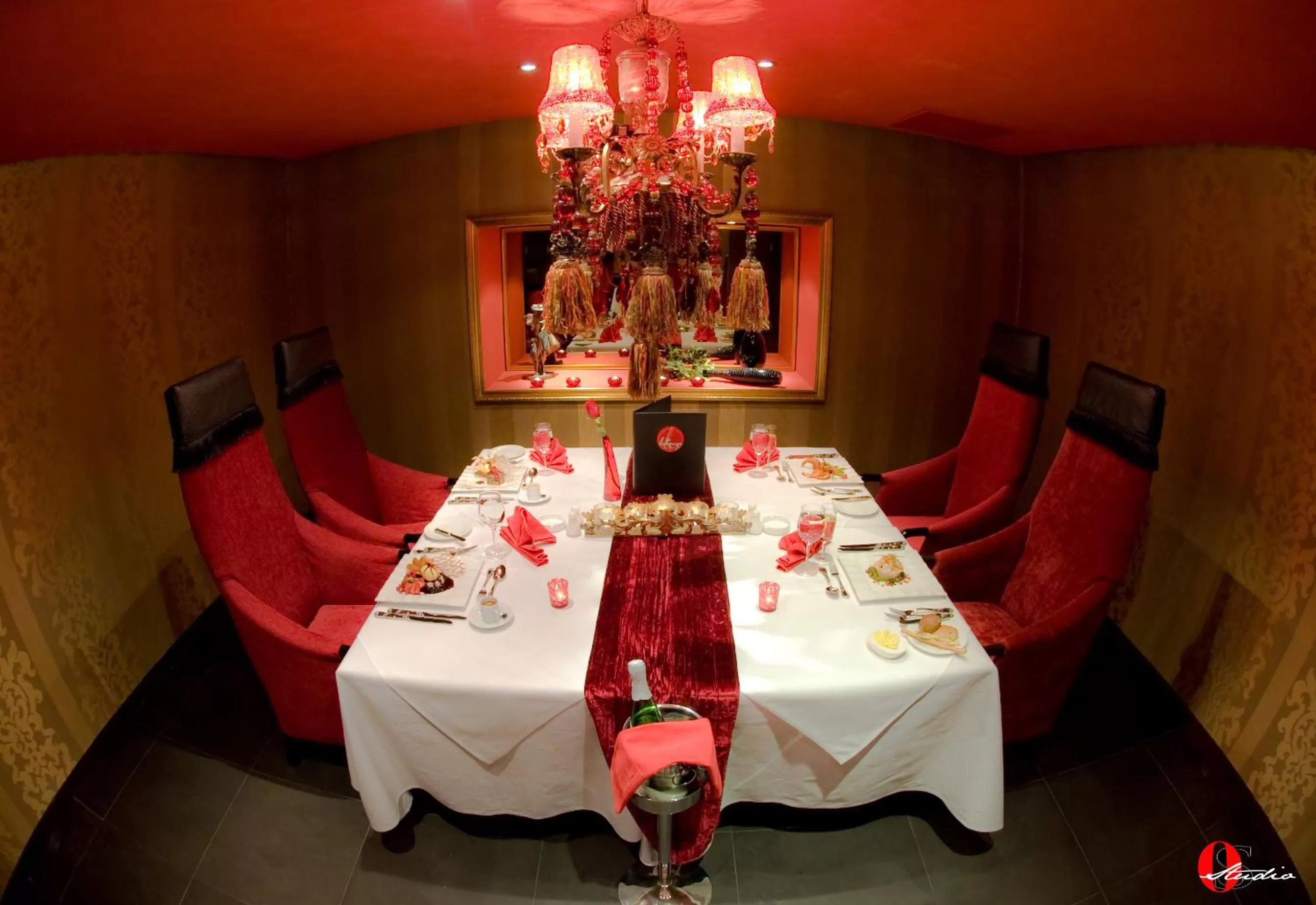 Restaurant/places to eat in The Convention Center & Royal Suites Hotel