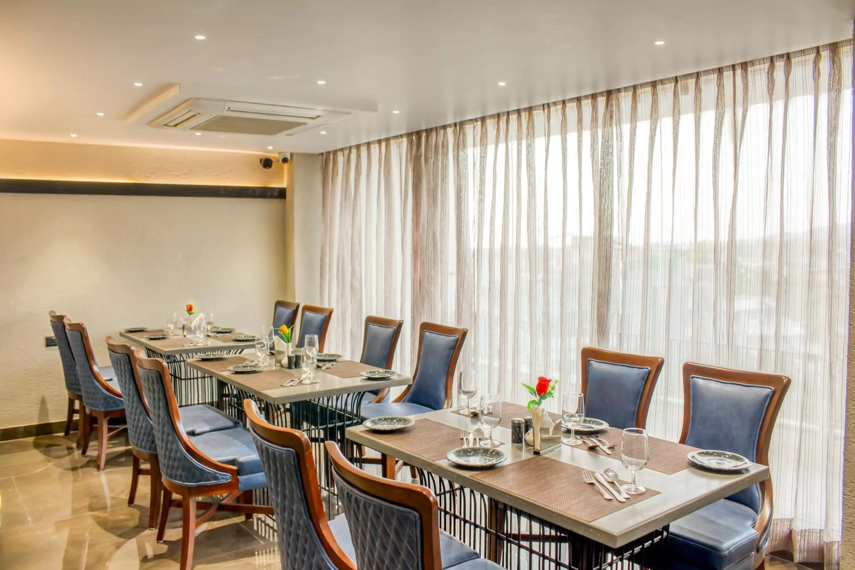 Restaurant/places to eat in Aura Rooms