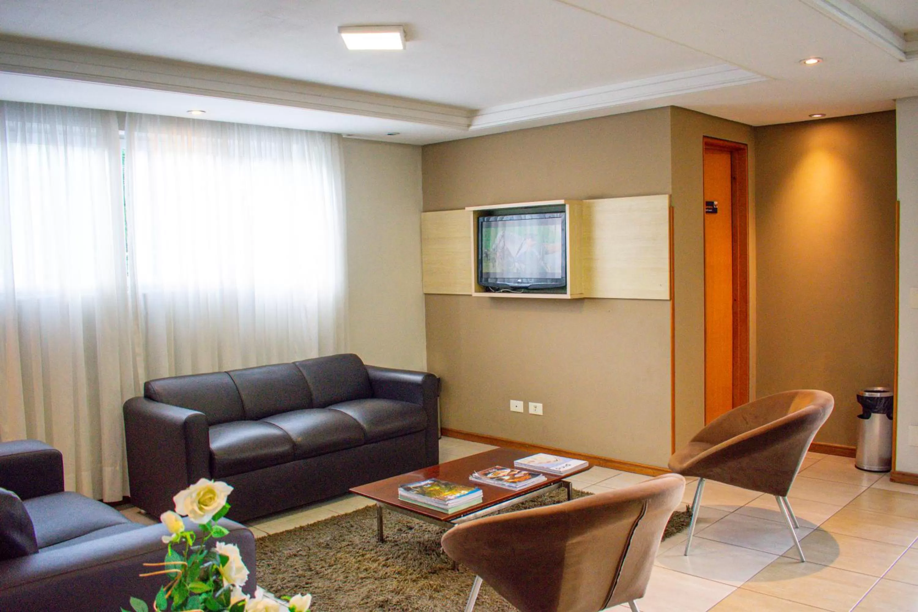 Communal lounge/ TV room in Barigui Park Hotel