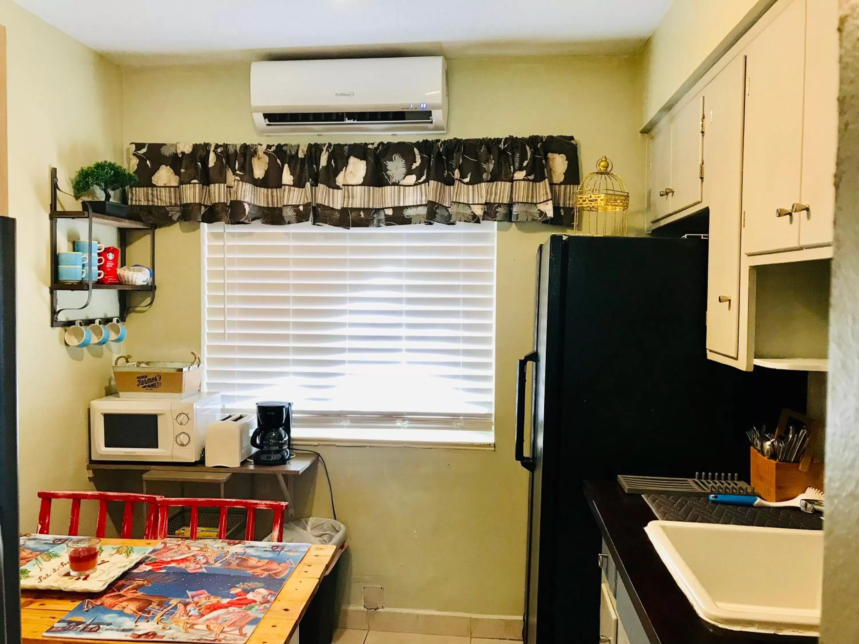 Kitchen or kitchenette in Hollywood Light Haven Lodge