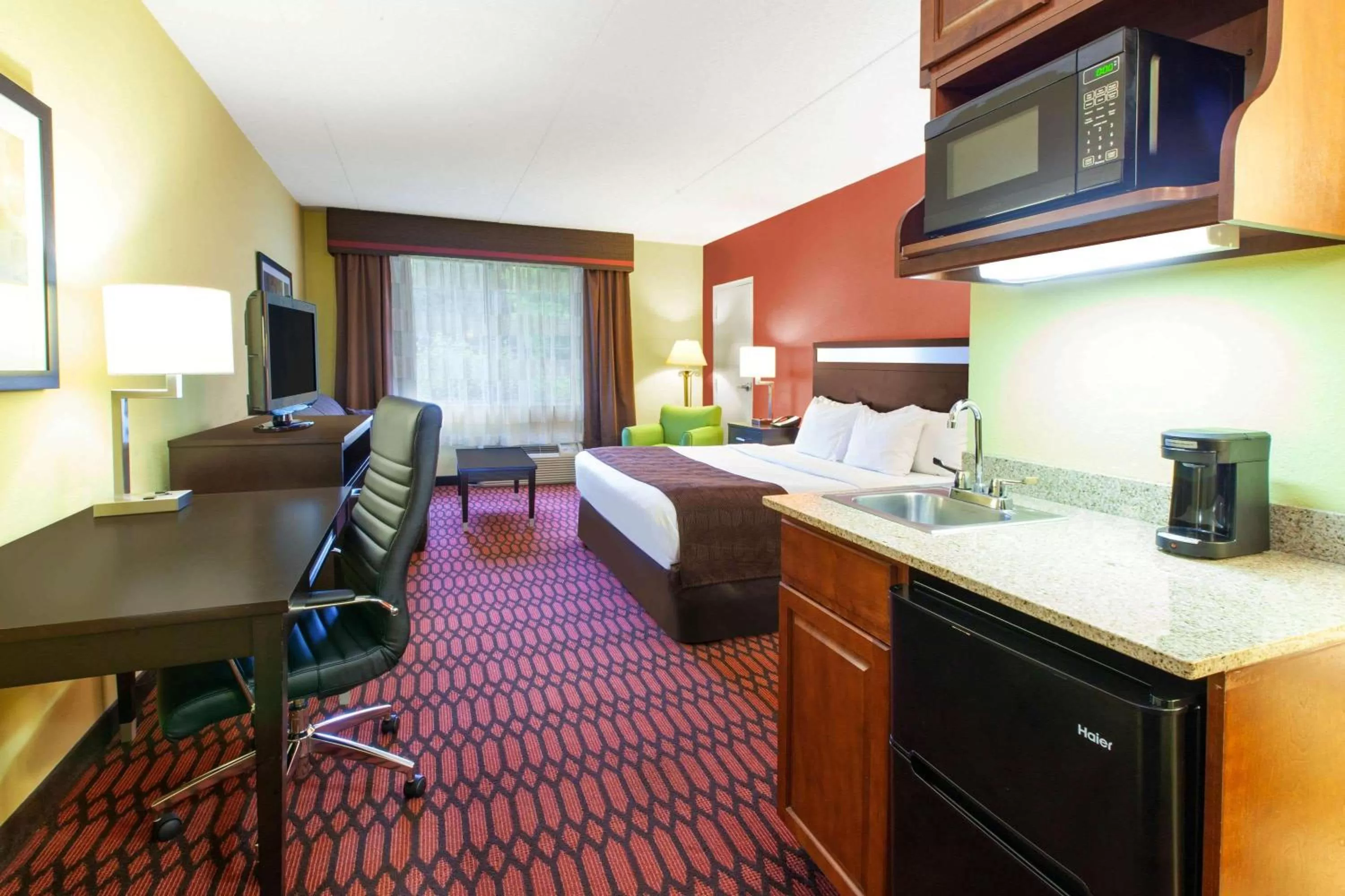 Photo of the whole room, Bed in Baymont by Wyndham Harrisburg