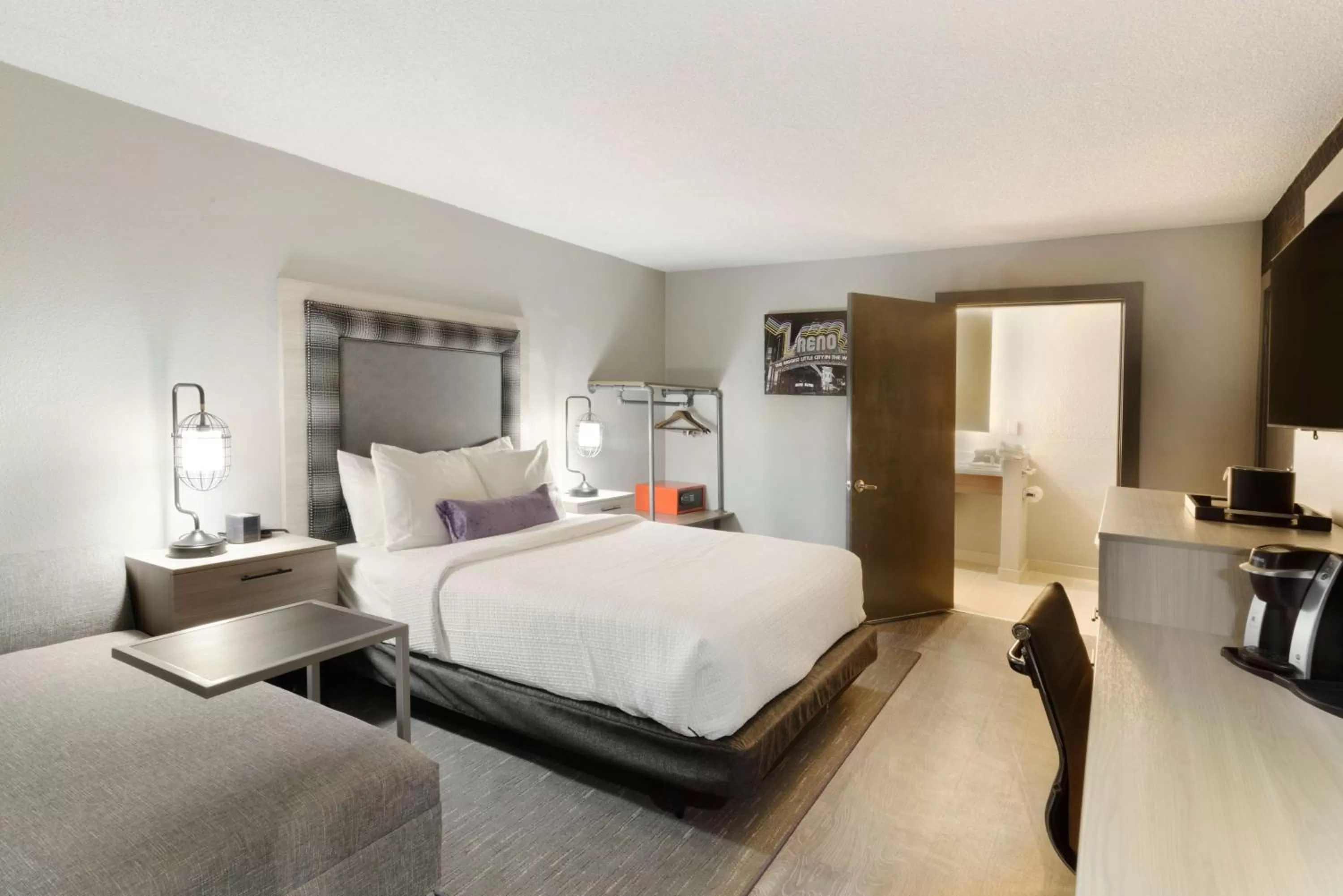 Queen Room with Roll-In Shower - Disability Access in Aiden by Best Western at South Reno