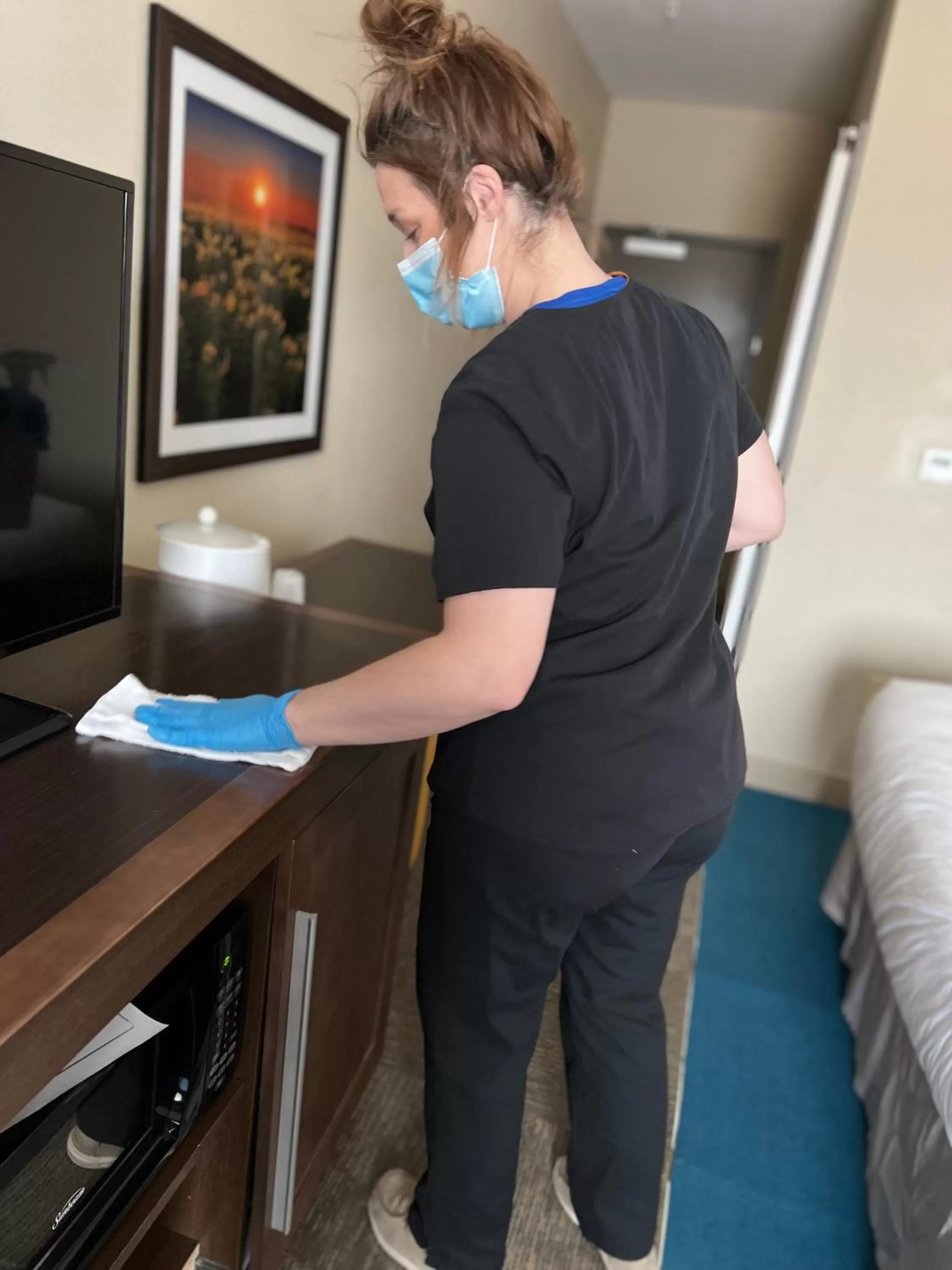 People in Quality Inn - Pratt