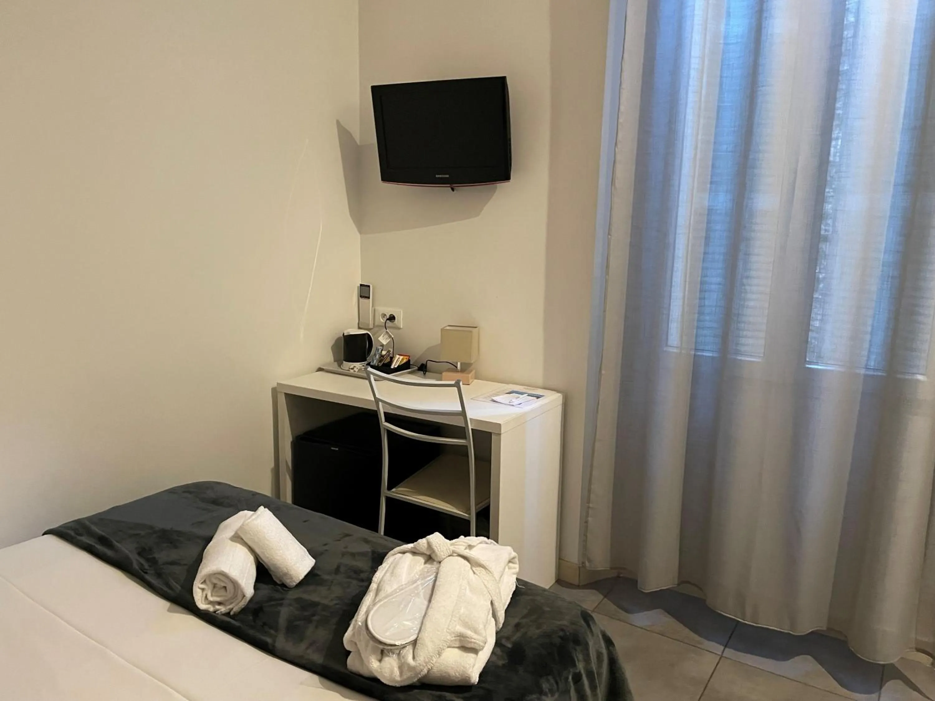 Photo of the whole room, Bed in Hôtel Anna Livia