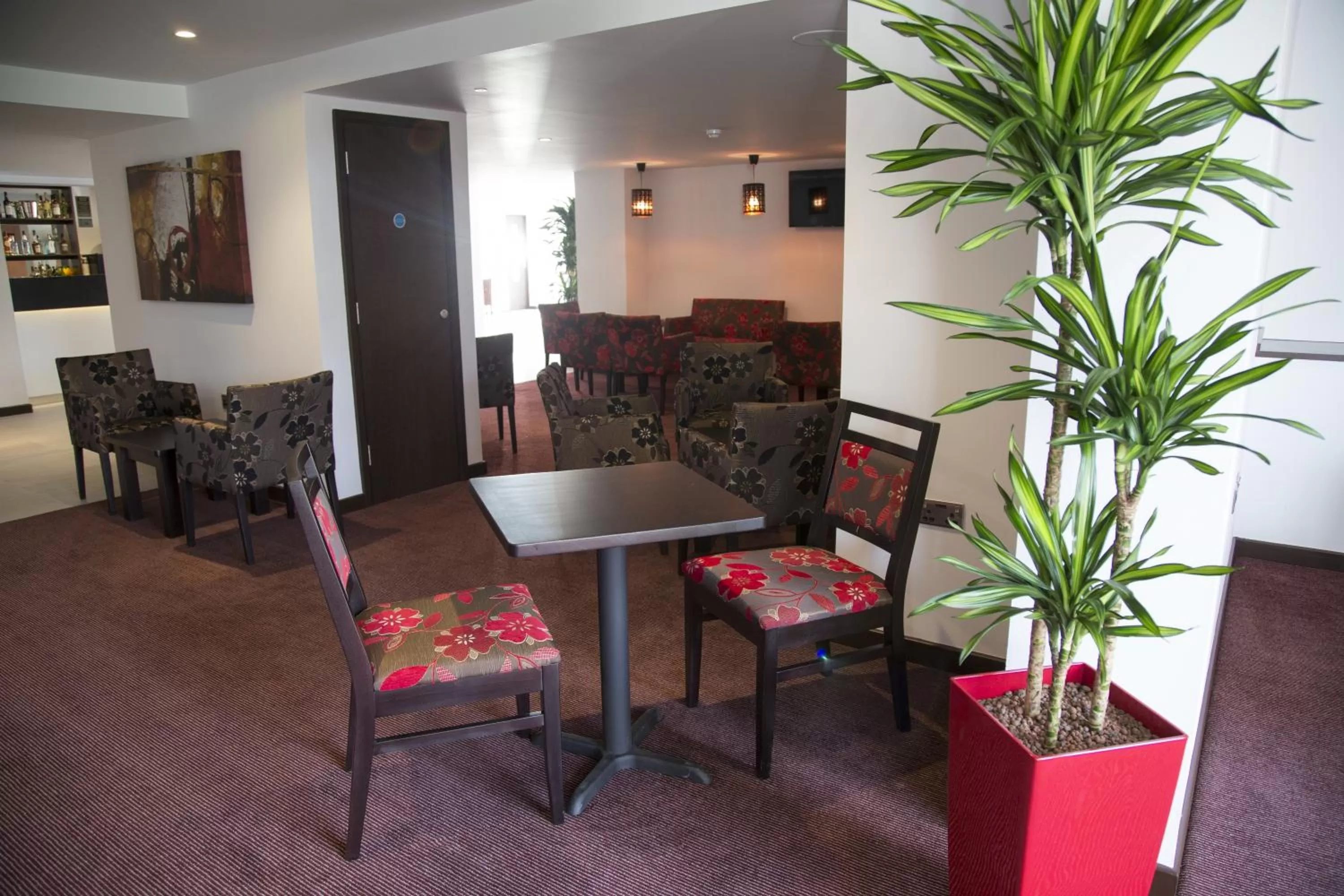 Lounge or bar in Ramada Milton Keynes
