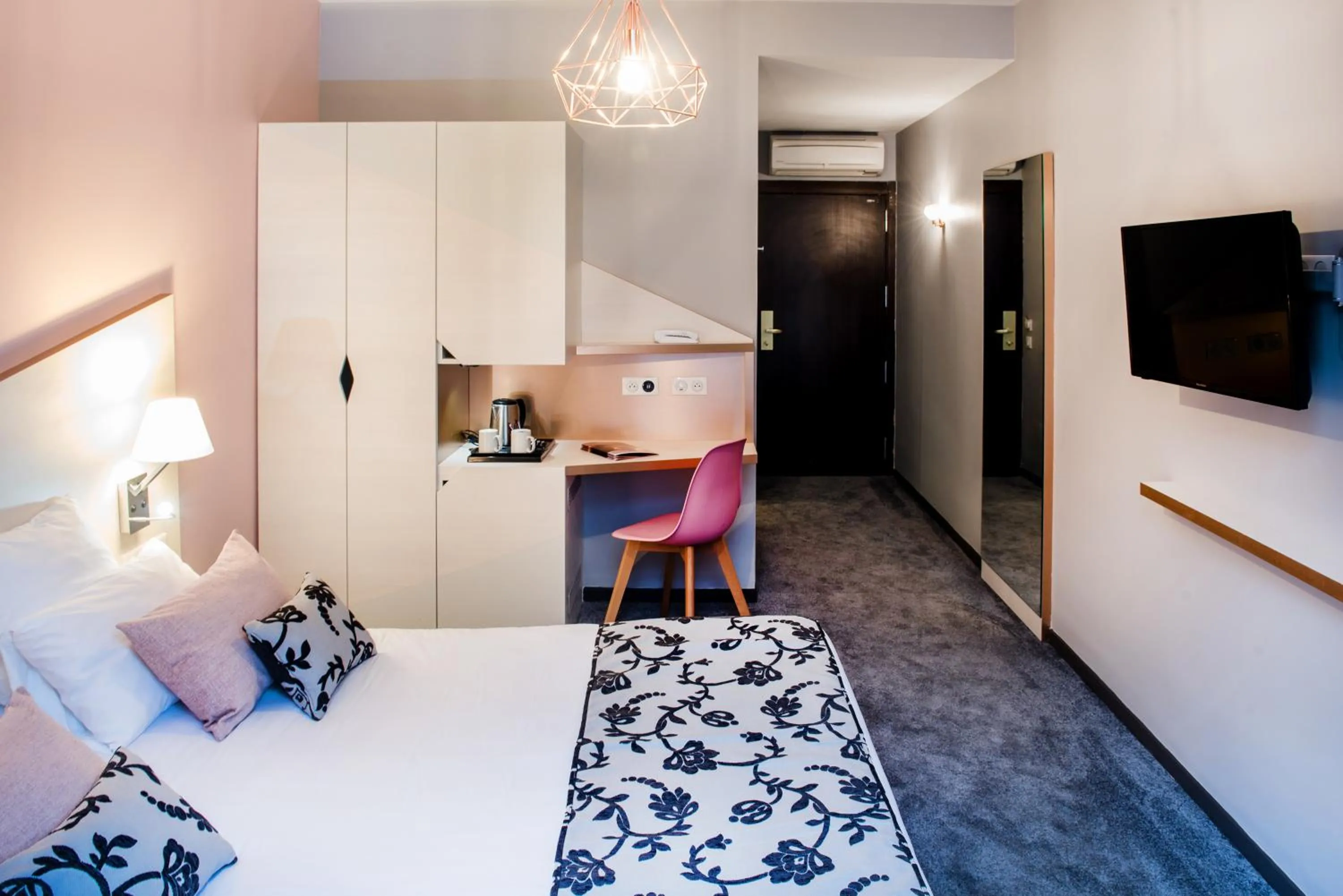 Photo of the whole room, Bed in Hôtel Sainte-Rose