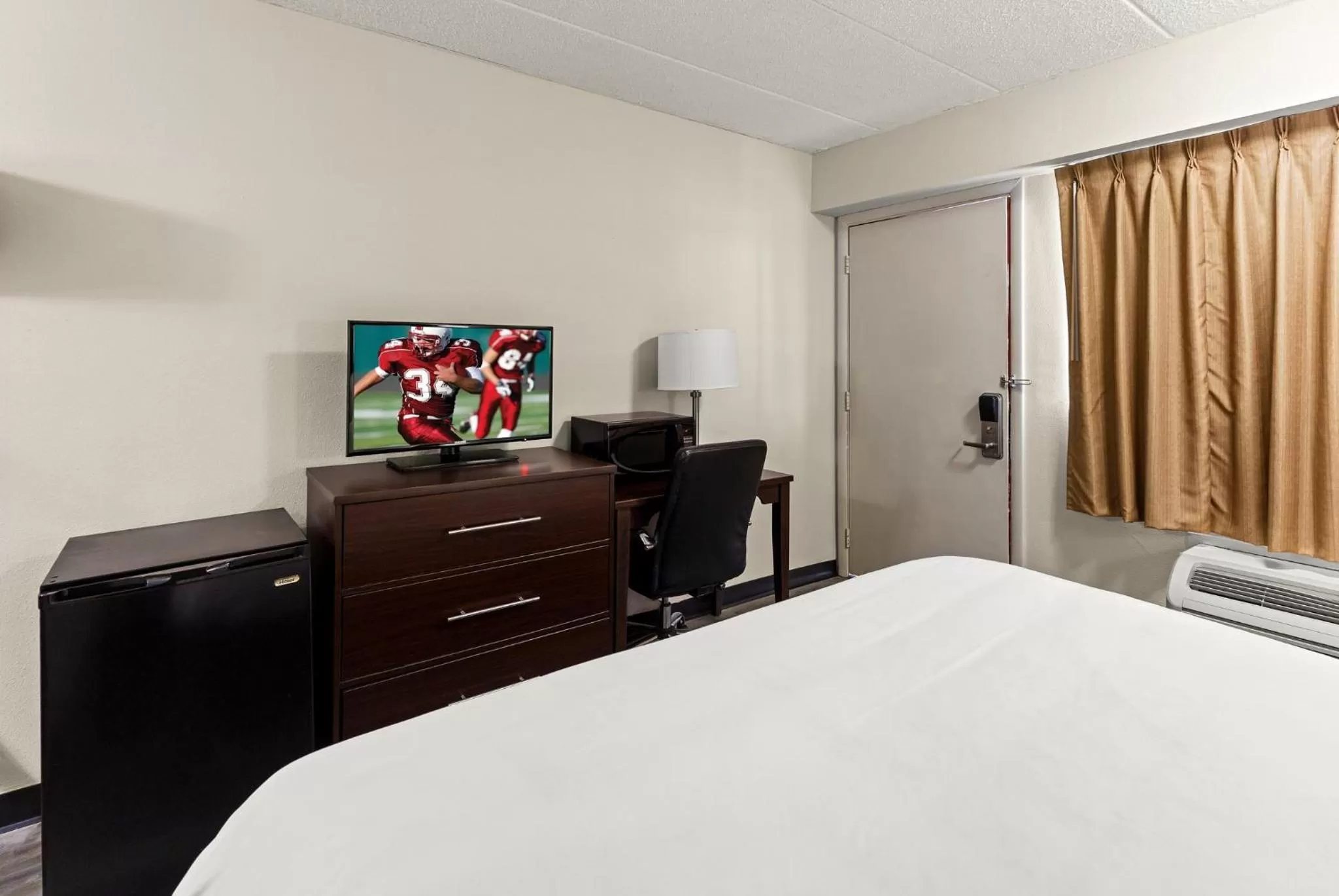 Photo of the whole room, Bed in Red Roof Inn Springfield, IL