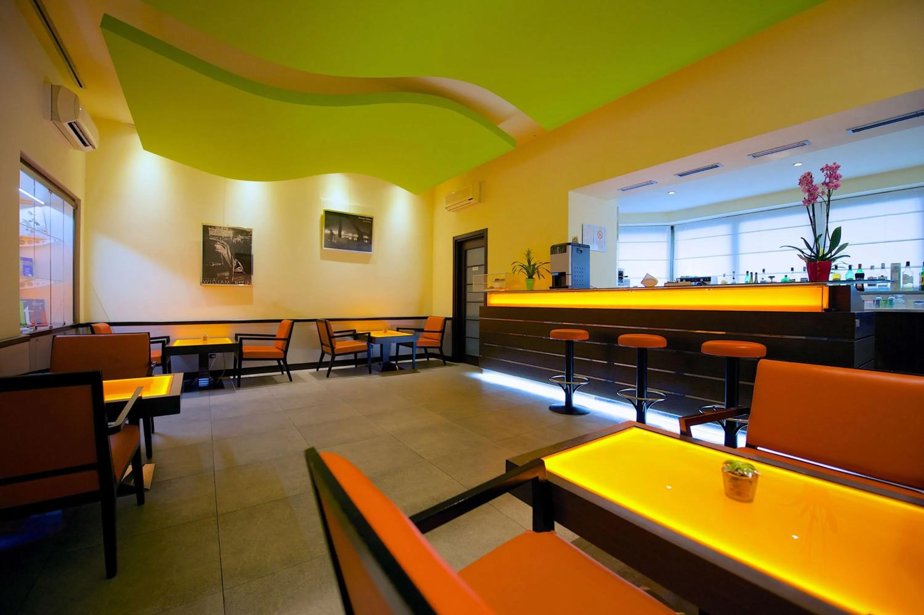 Restaurant/places to eat in Best Western Crystal Palace Hotel