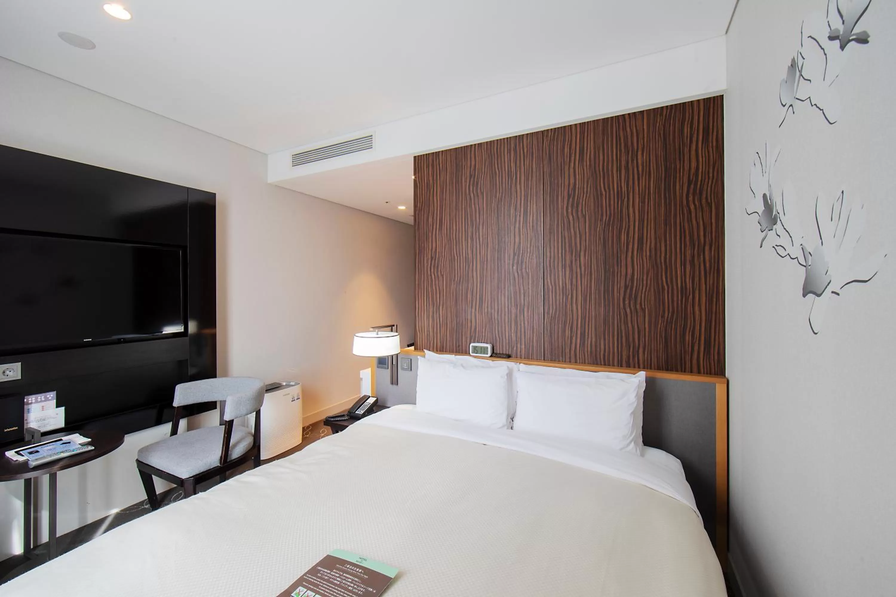 Photo of the whole room, Bed in Hotel Gracery Seoul