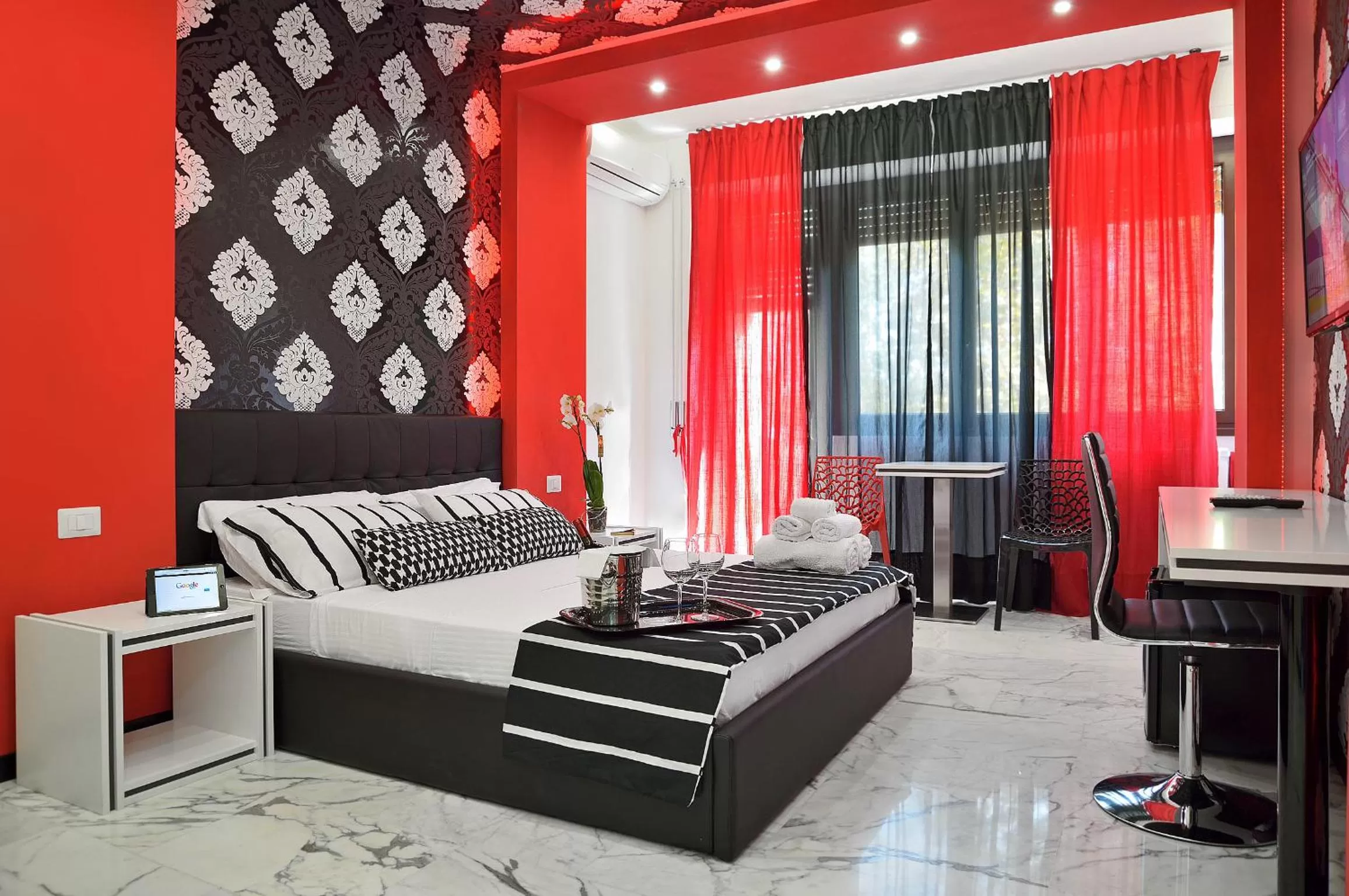 Bedroom, Bed in Black & White G&G