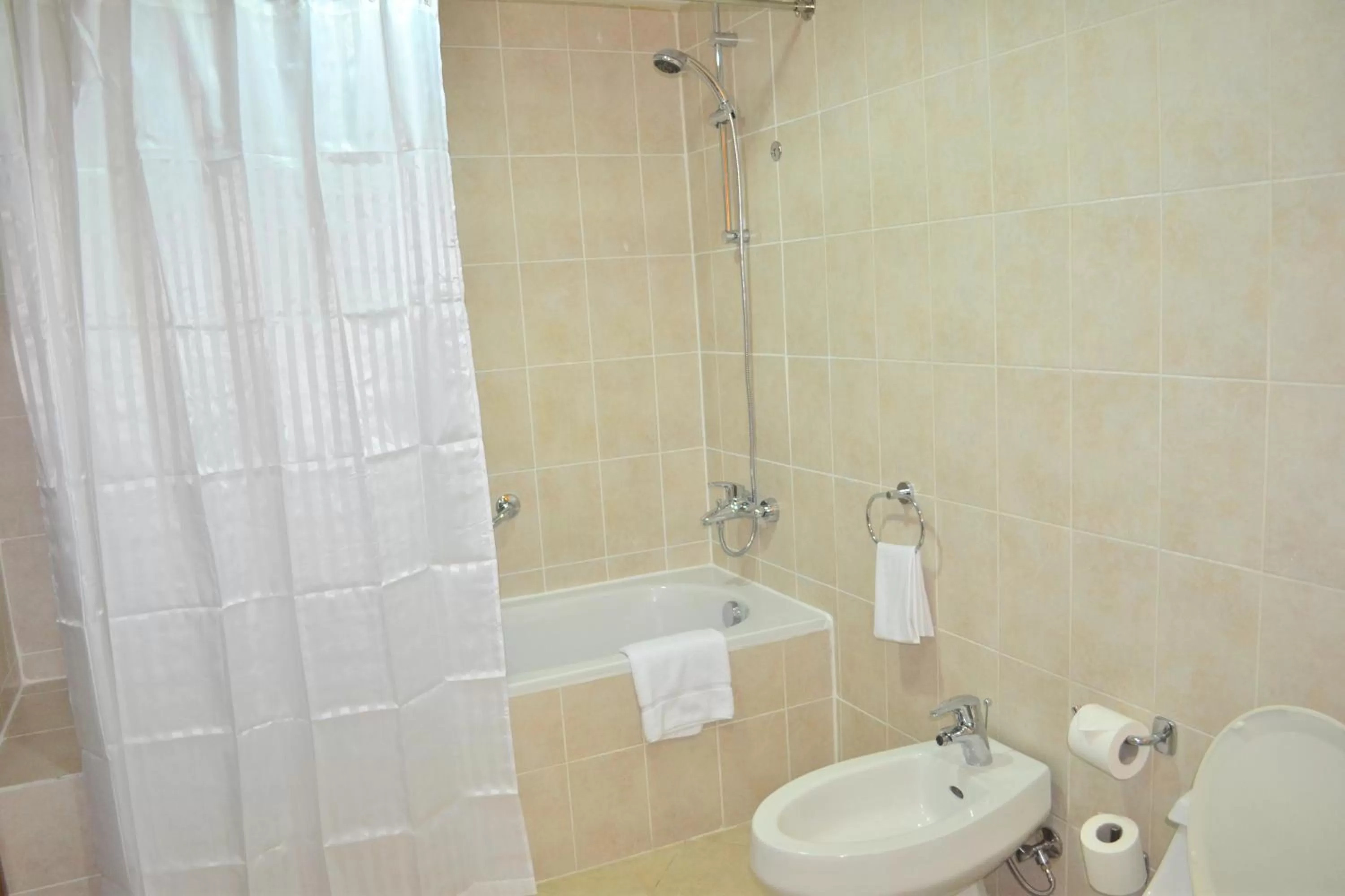 Bath in Sheraton Khalidiya Hotel