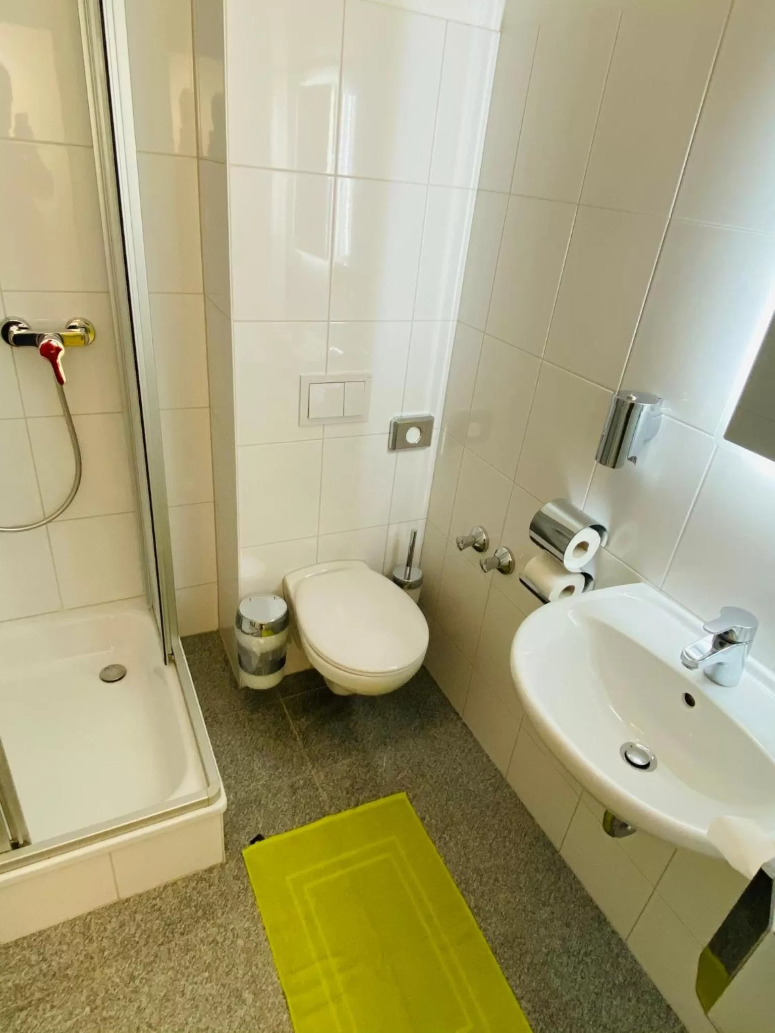 Bathroom in bestprice Hotel Aachen Hauptbahnhof