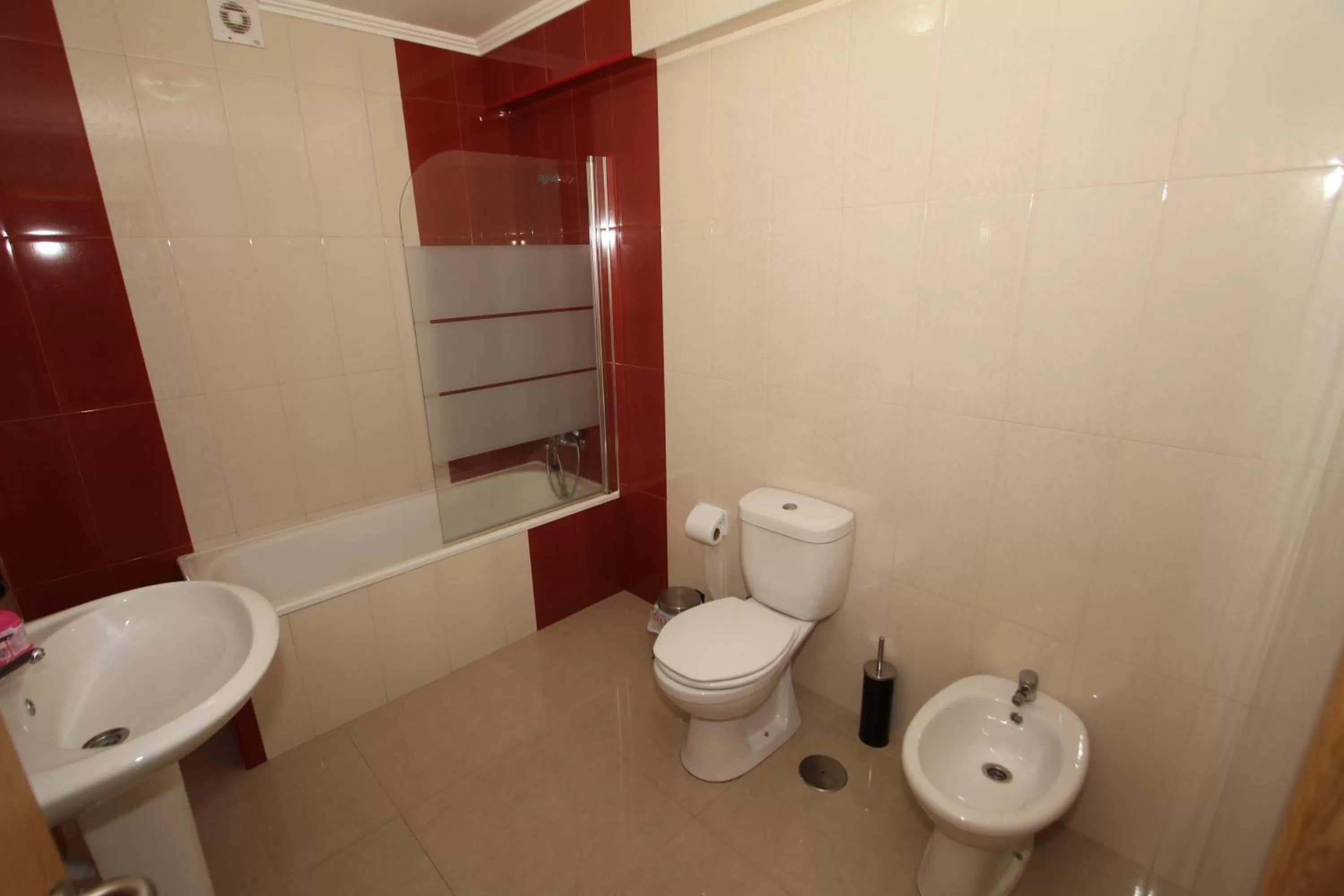 Bathroom in Costa & Isaias Apartamentos