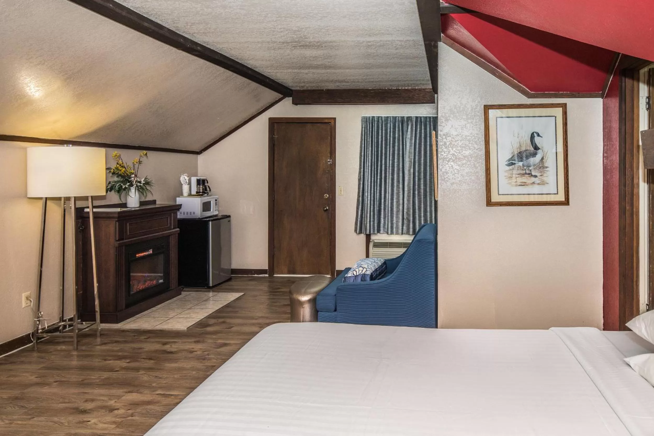 Photo of the whole room, Bed in Chalet Inn