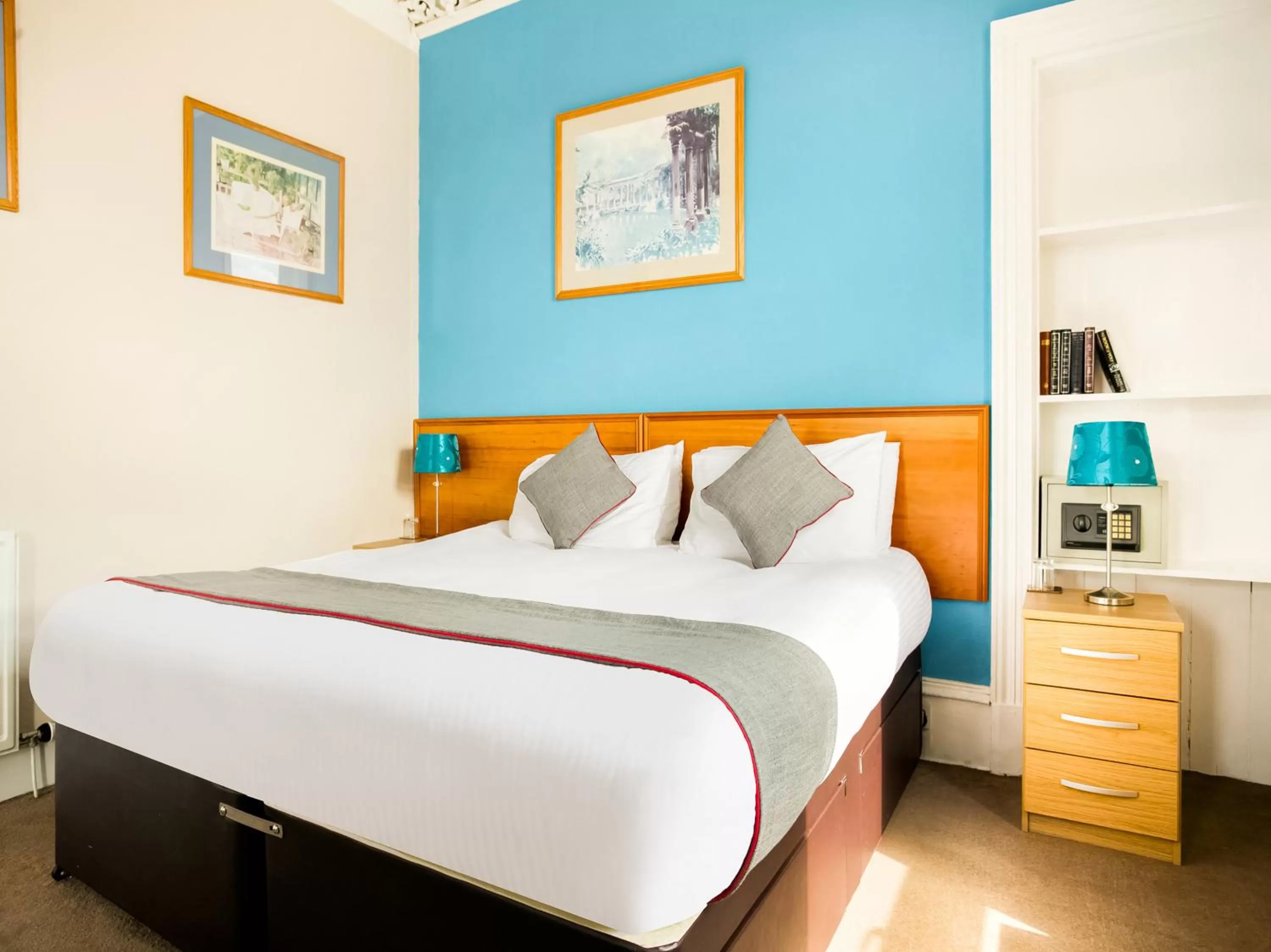 Bedroom, Bed in Corner Hotel