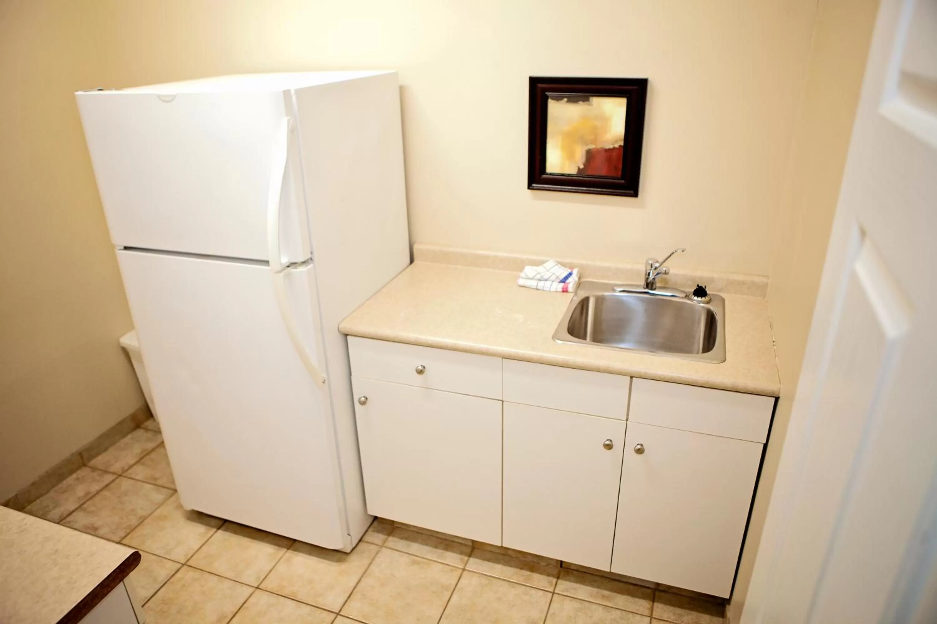 Kitchen or kitchenette in Super 8 by Wyndham Cochrane