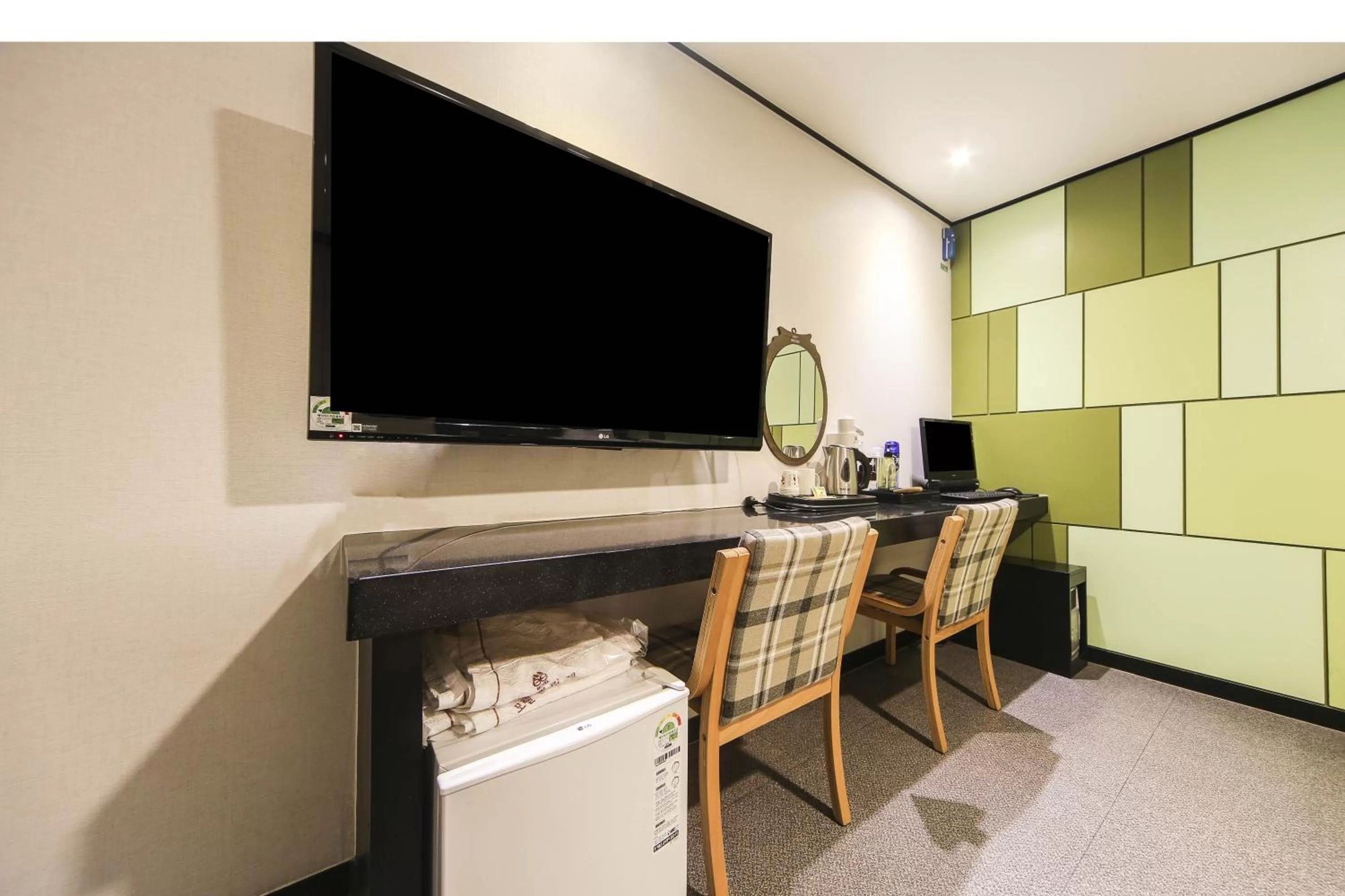 Coffee/tea facilities in Elysee Hotel