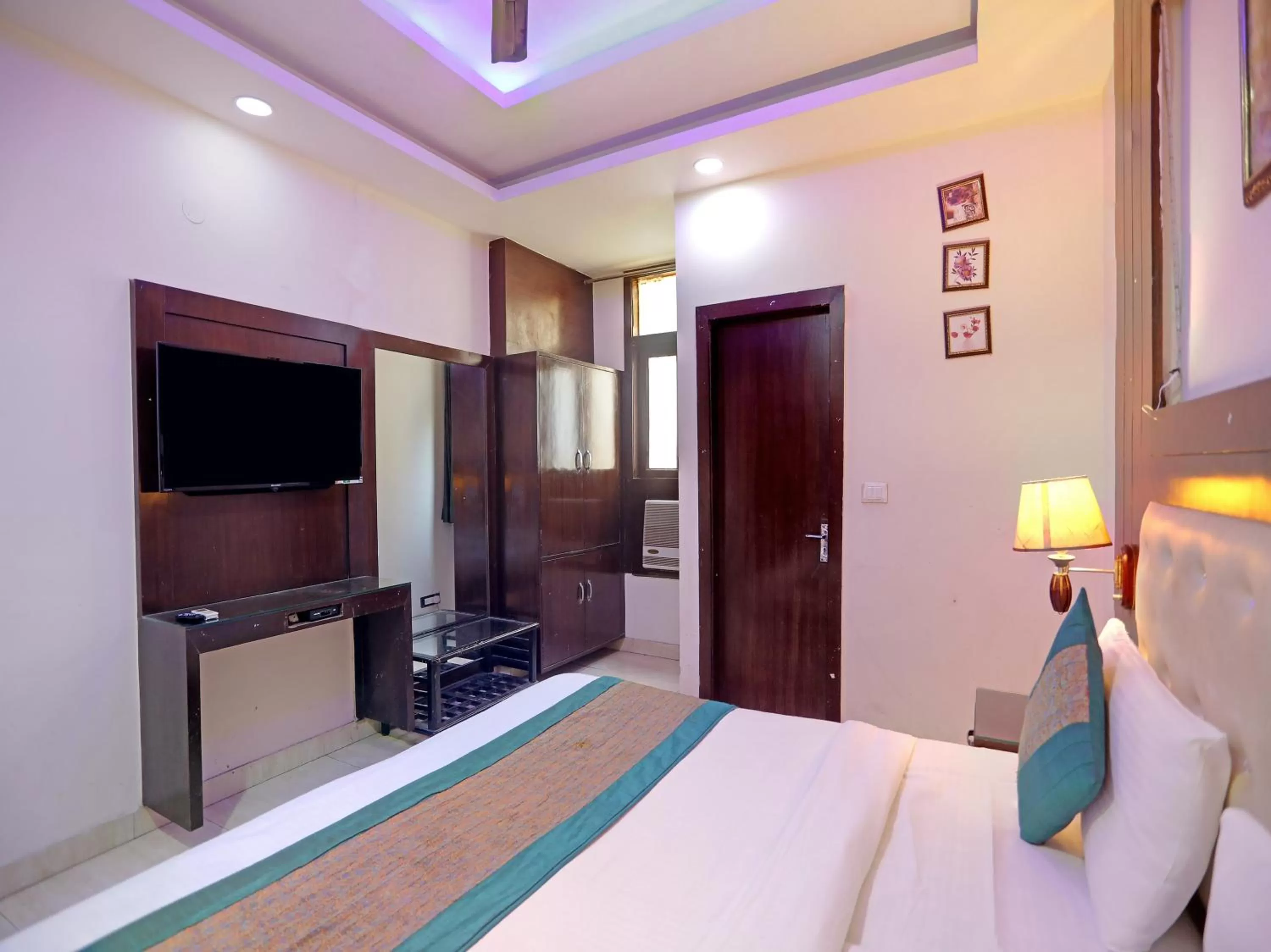 TV and multimedia, Bed in Tashkent Palace - Walk in from NDLS Station & RK Ashram Metro Station