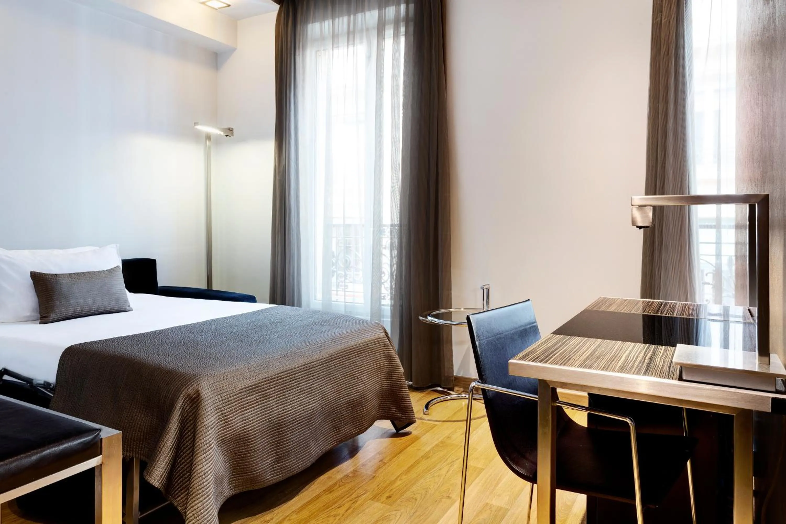 Photo of the whole room, Bed in Exe Panorama