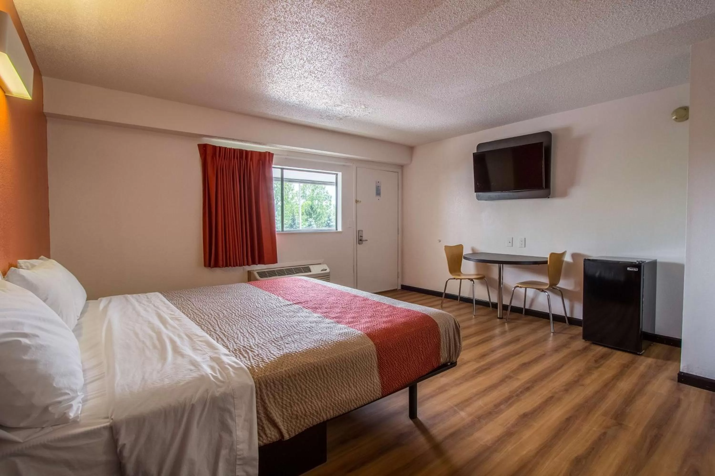 TV and multimedia, Bed in Motel 6-Ashland, OH