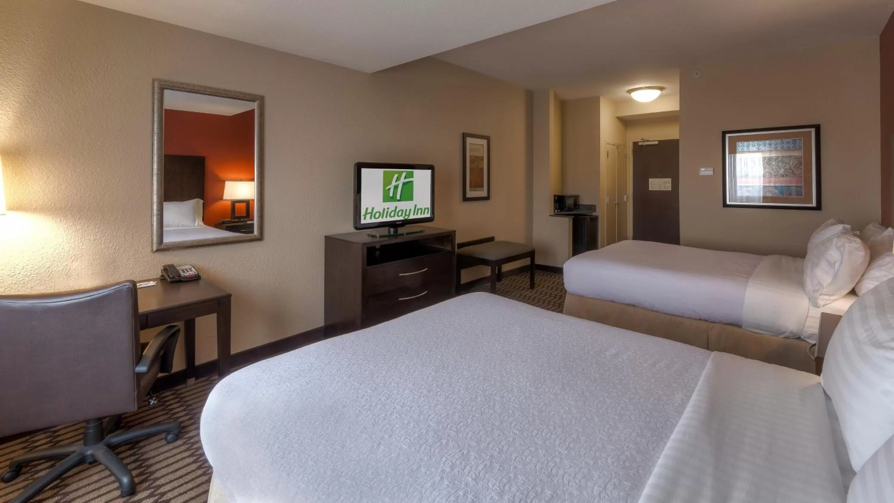 Photo of the whole room, Bed in Holiday Inn North Quail Springs by IHG