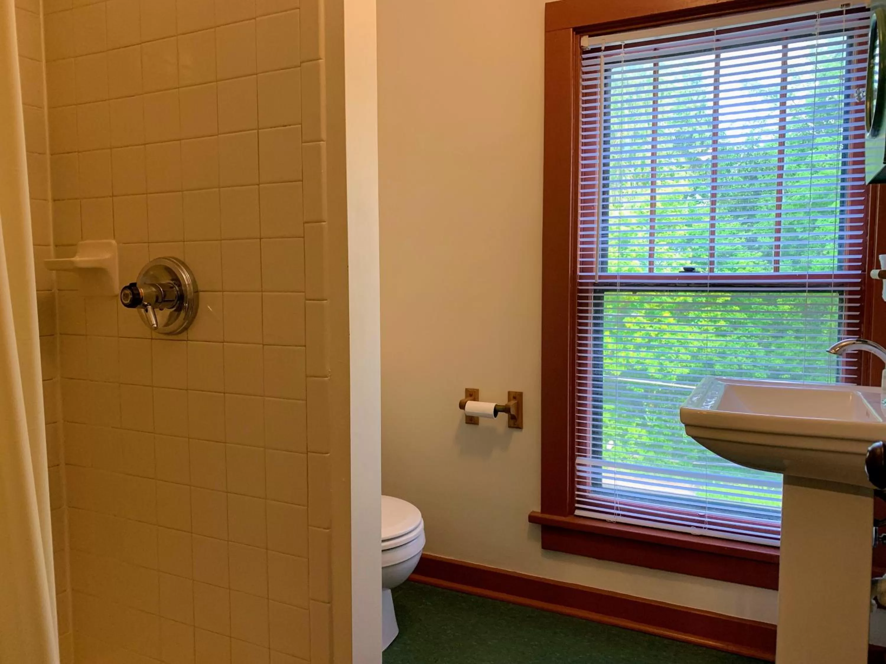 Bathroom in Lakeside Inn