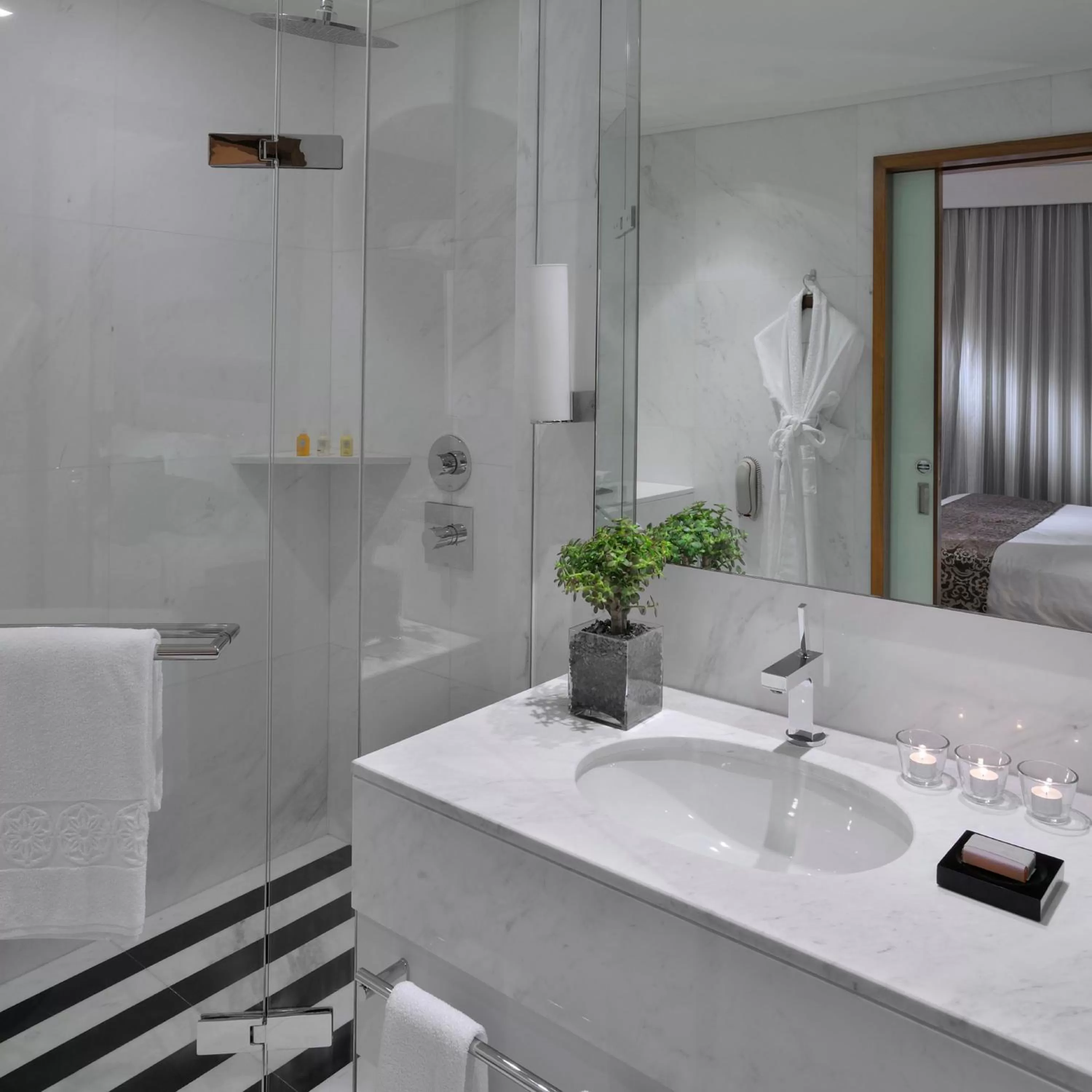 Bathroom, Bed in Address Dubai Mall