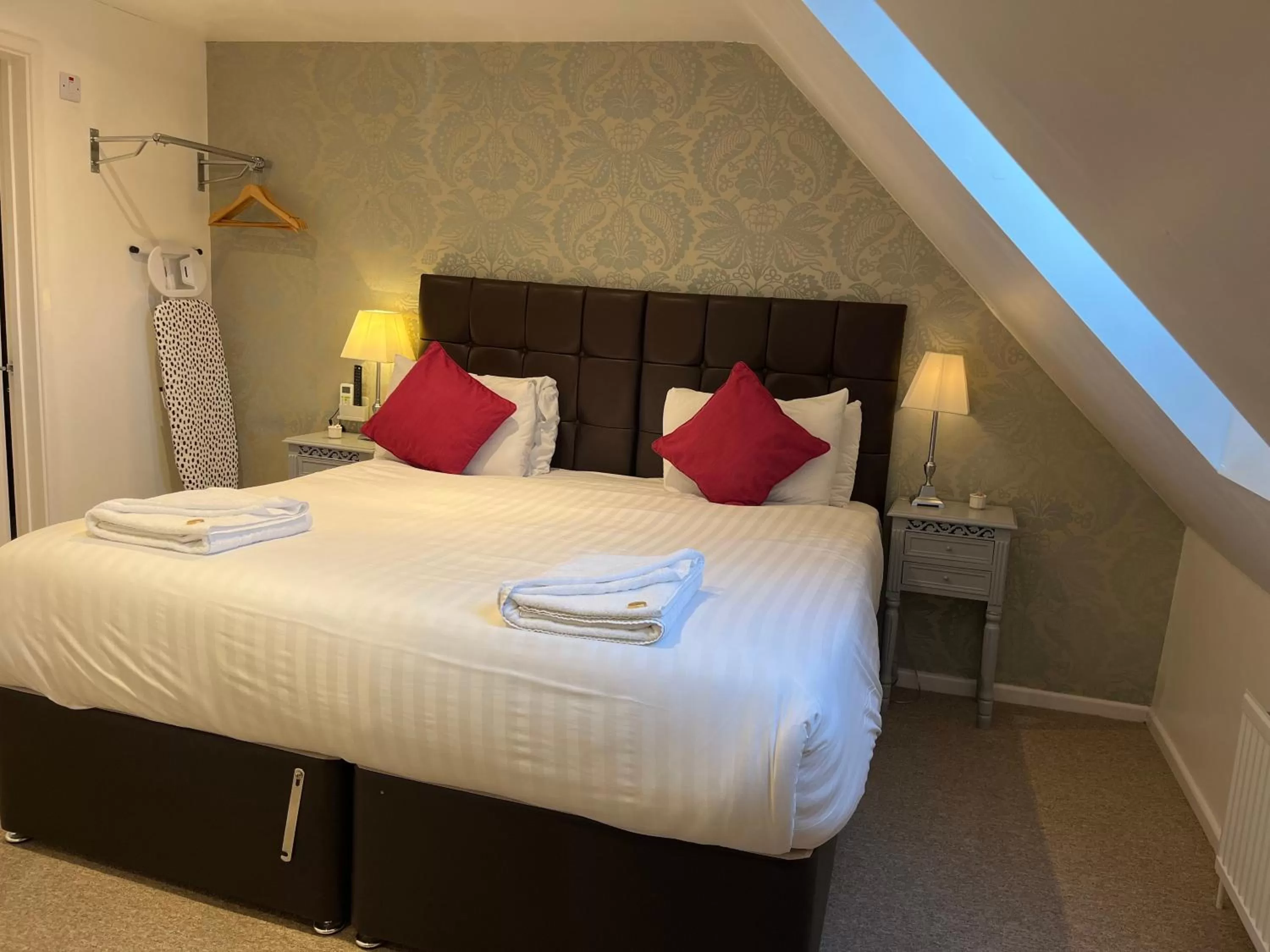 Bedroom, Bed in Kings Hotel