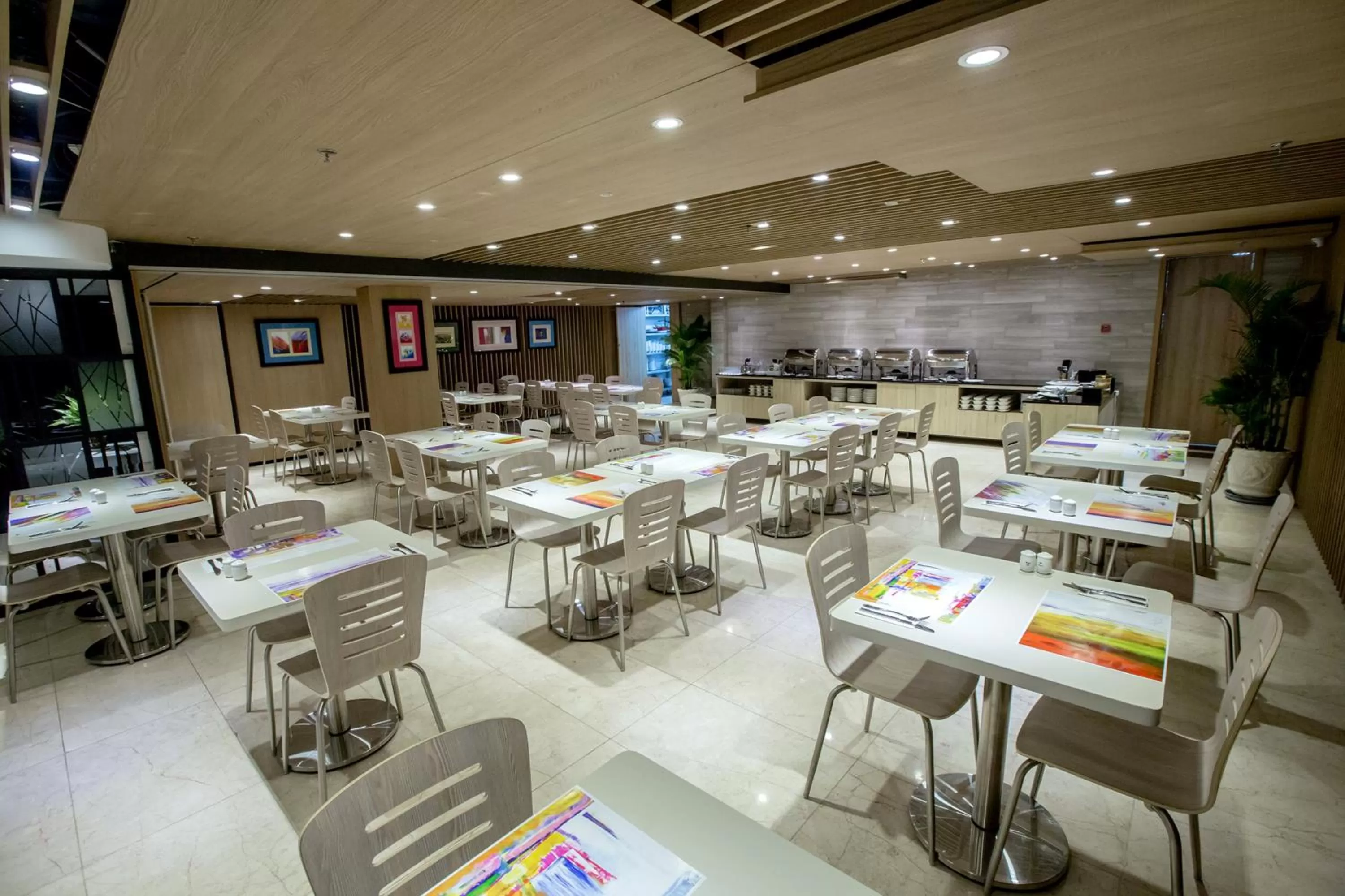 Restaurant/places to eat in Avanti Hotel