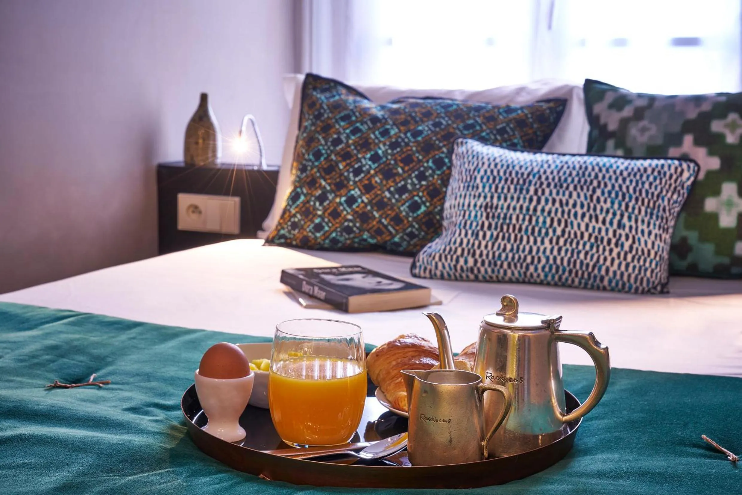 Food and drinks, Bed in Beausejour Ranelagh