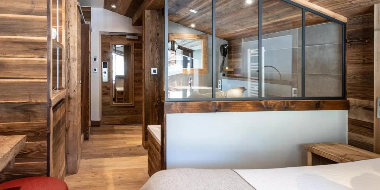 Bathroom, Bed in Hotel le Petit Dru