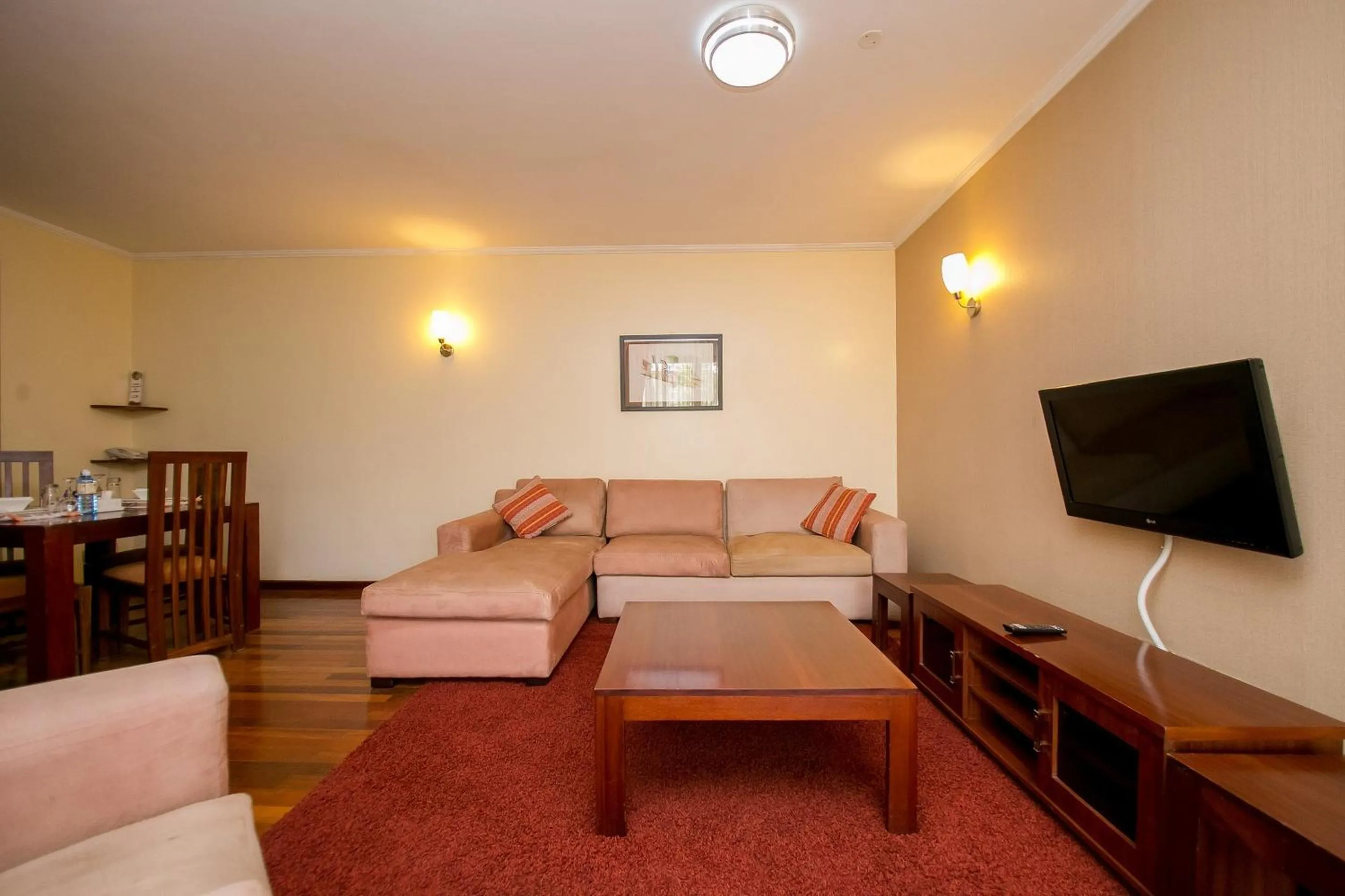 TV and multimedia in Waridi Paradise Hotel and Suites