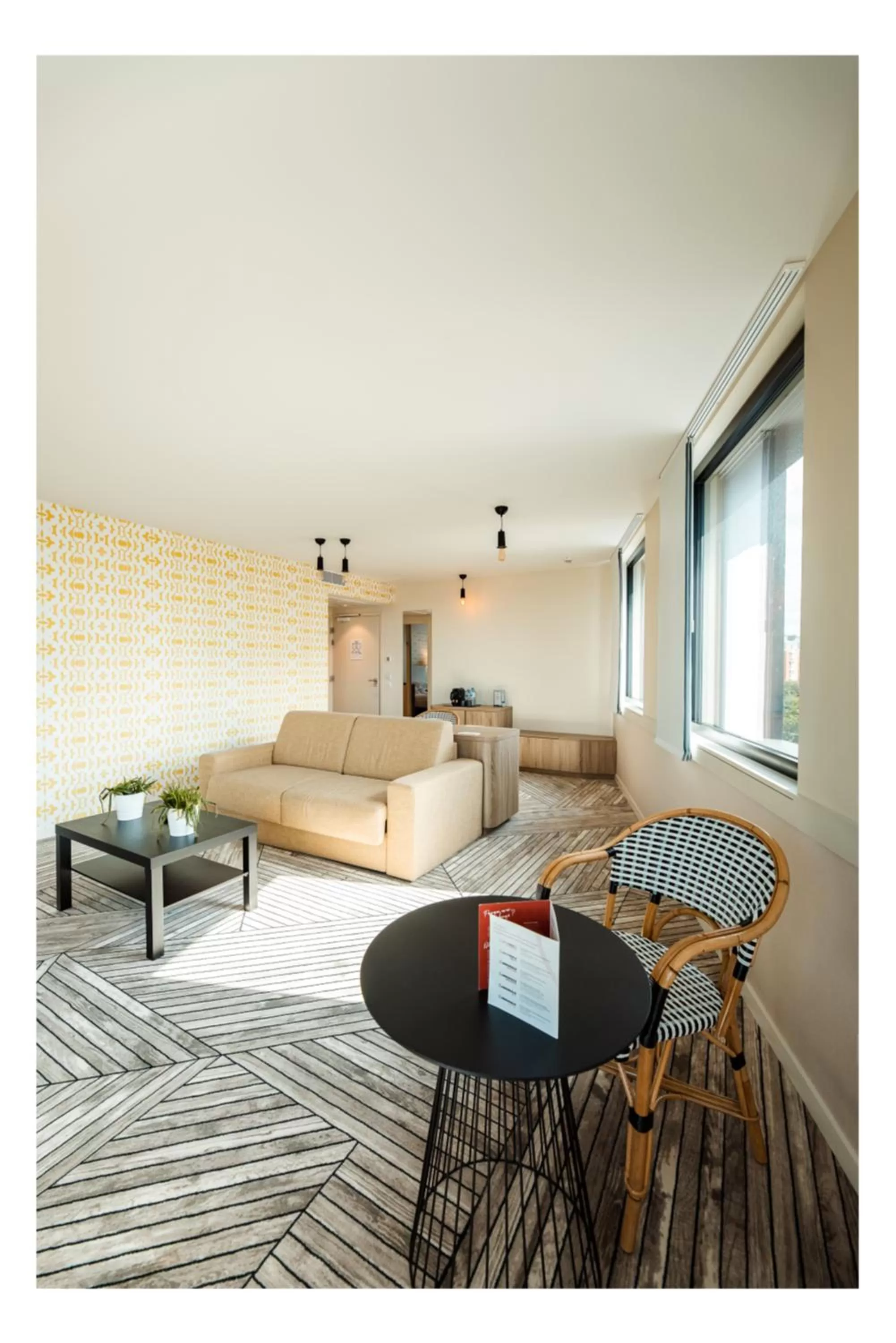 Seating area, Bed in The Originals Boutique, Hôtel Maison Montmartre Paris Les Puces