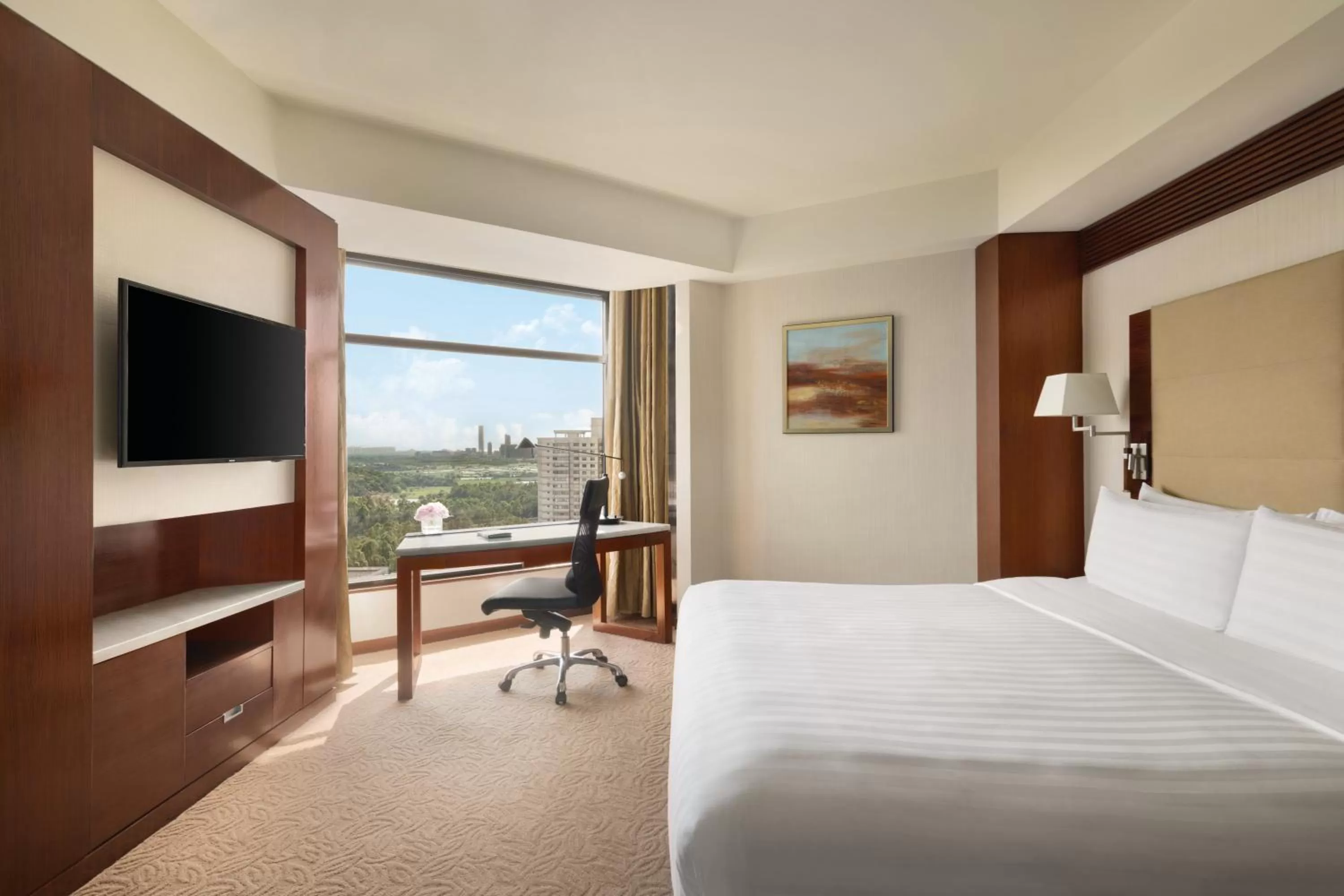 Photo of the whole room, Bed in Shangri-La Shenzhen - Nearby Luohu Border, Outdoor Swimming Pool