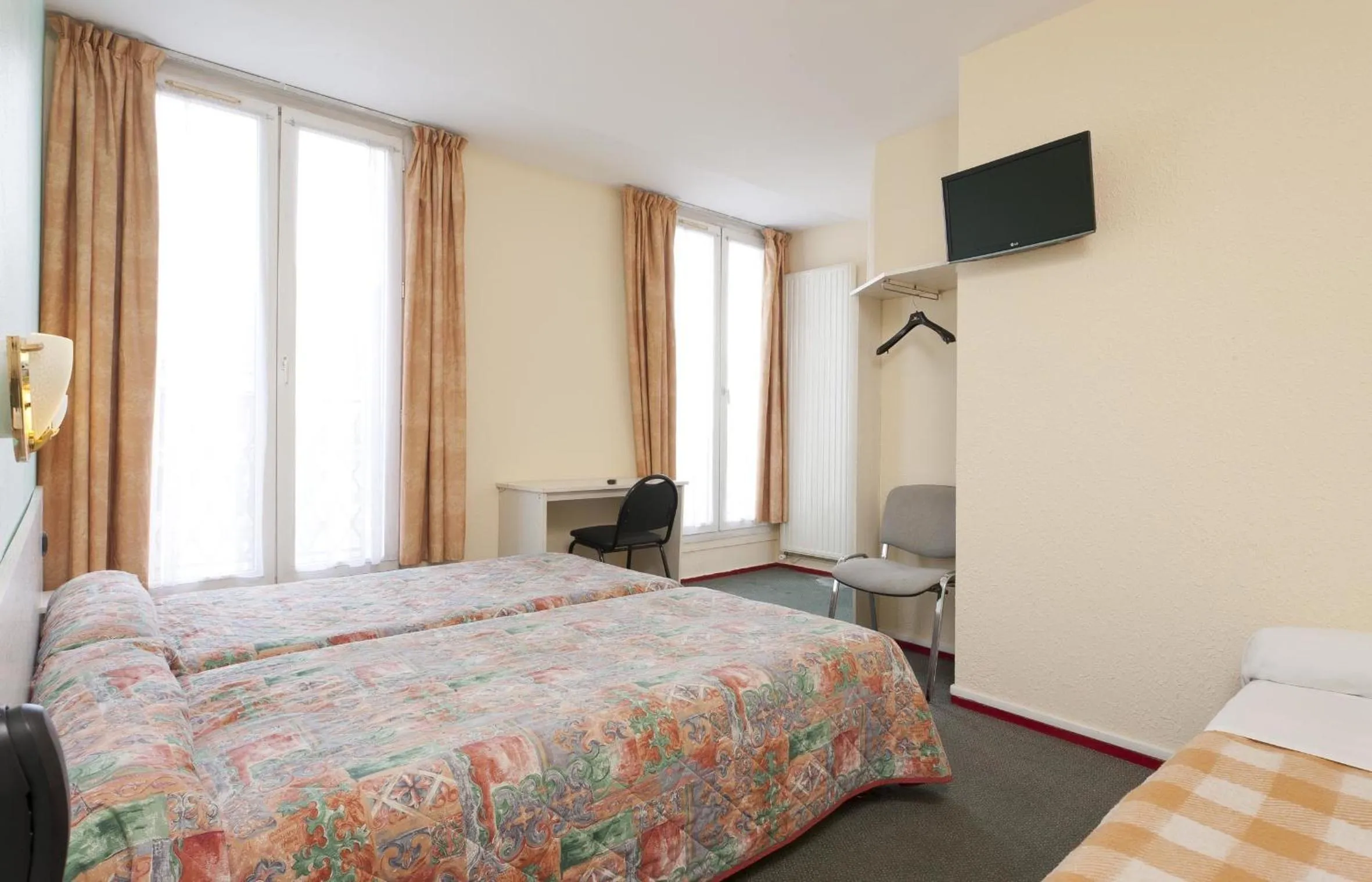 Day, Bed in Hotel Ferney République