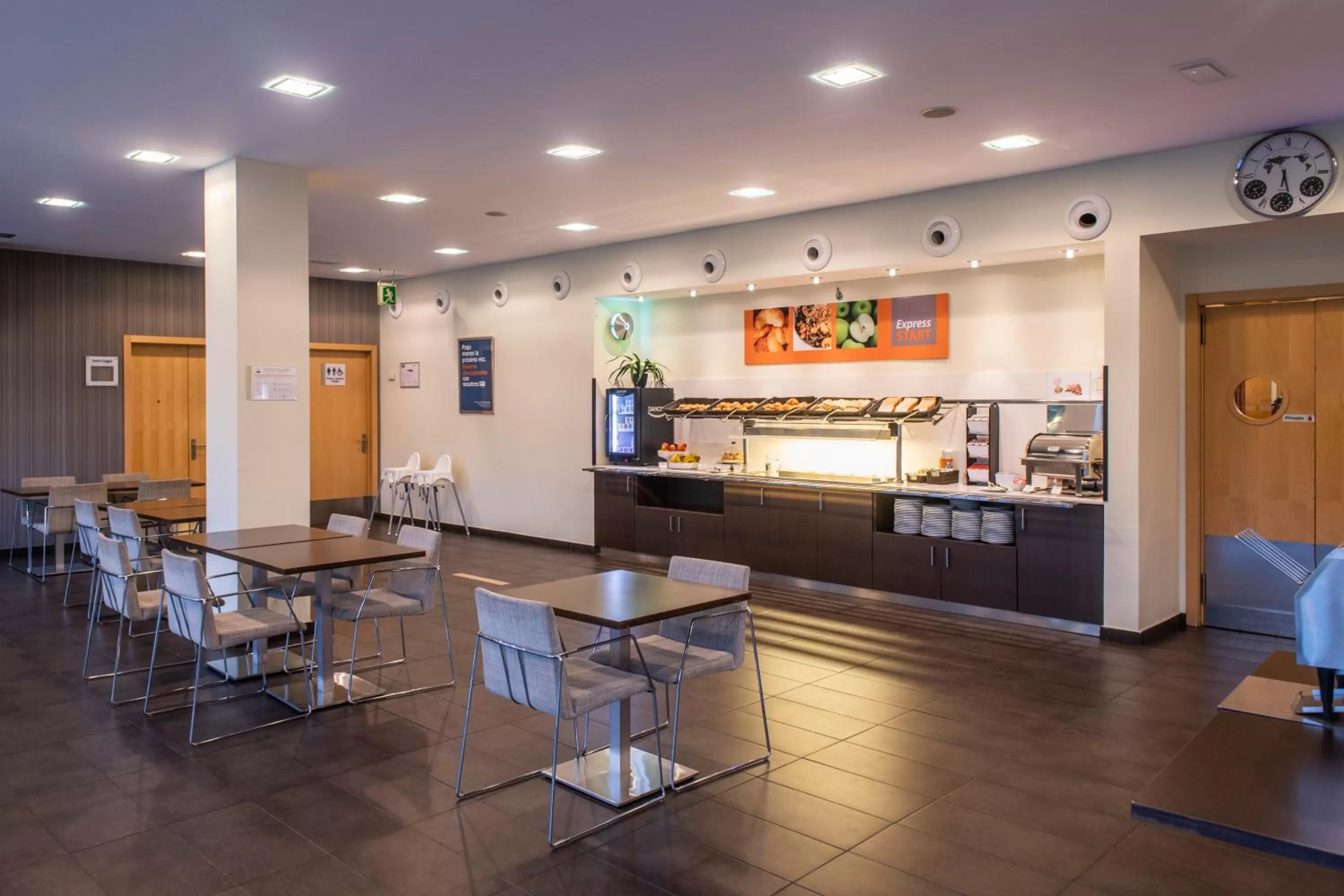 Lounge or bar in Holiday Inn Express Sant Cugat by IHG