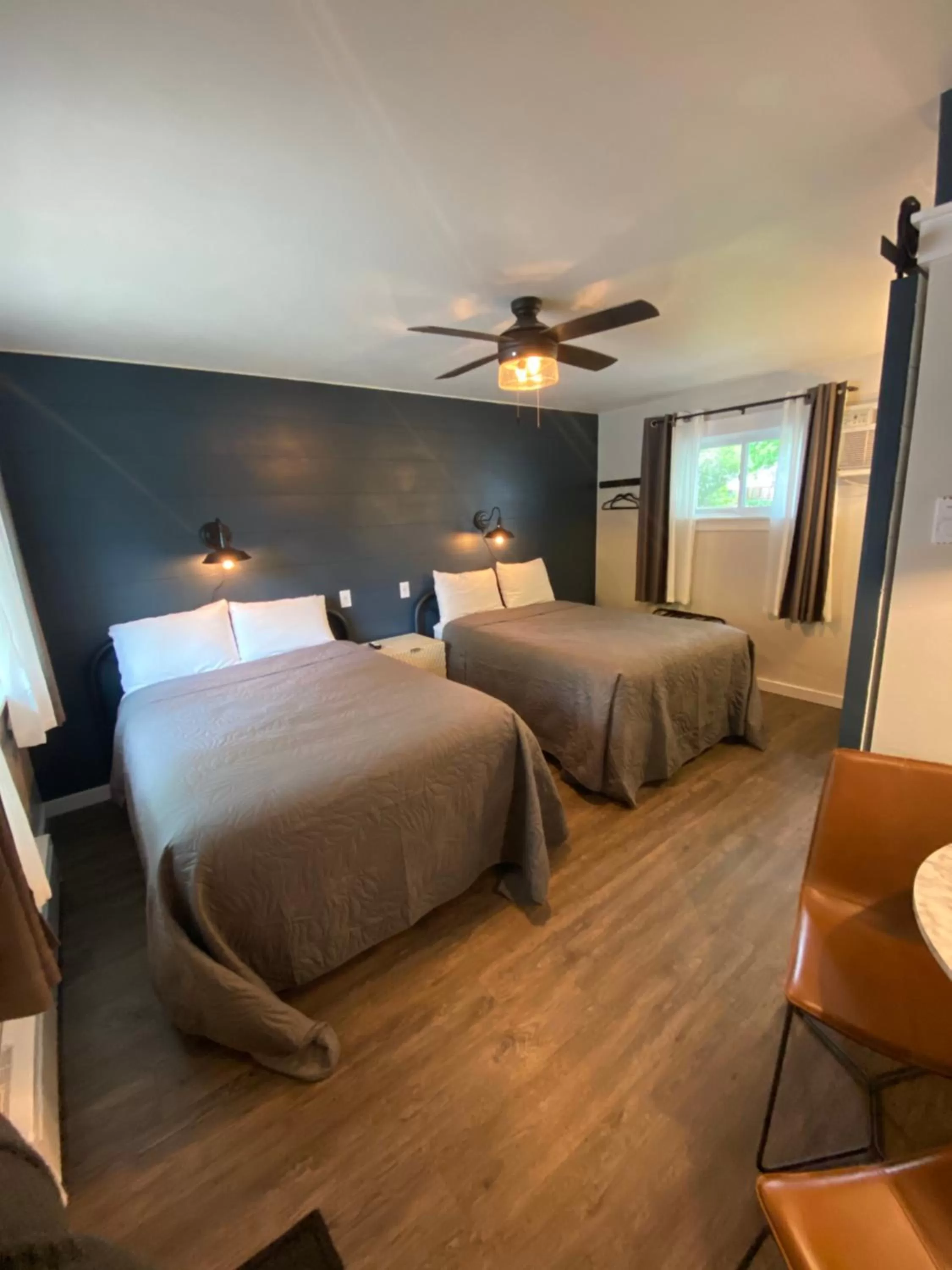 Bed in Cedar Court Inn