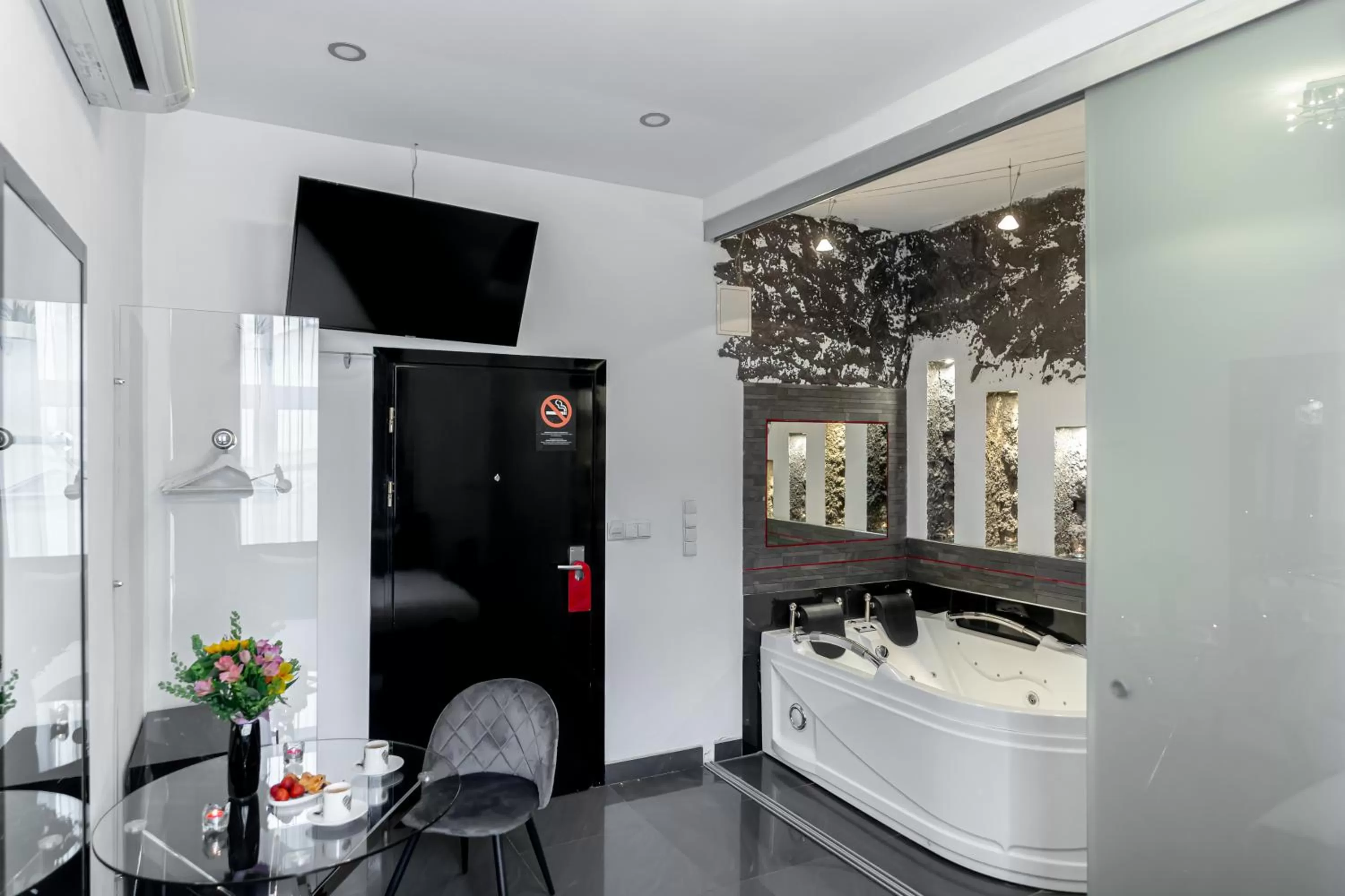 Hot Tub in Komorowski Luxury Guest Rooms