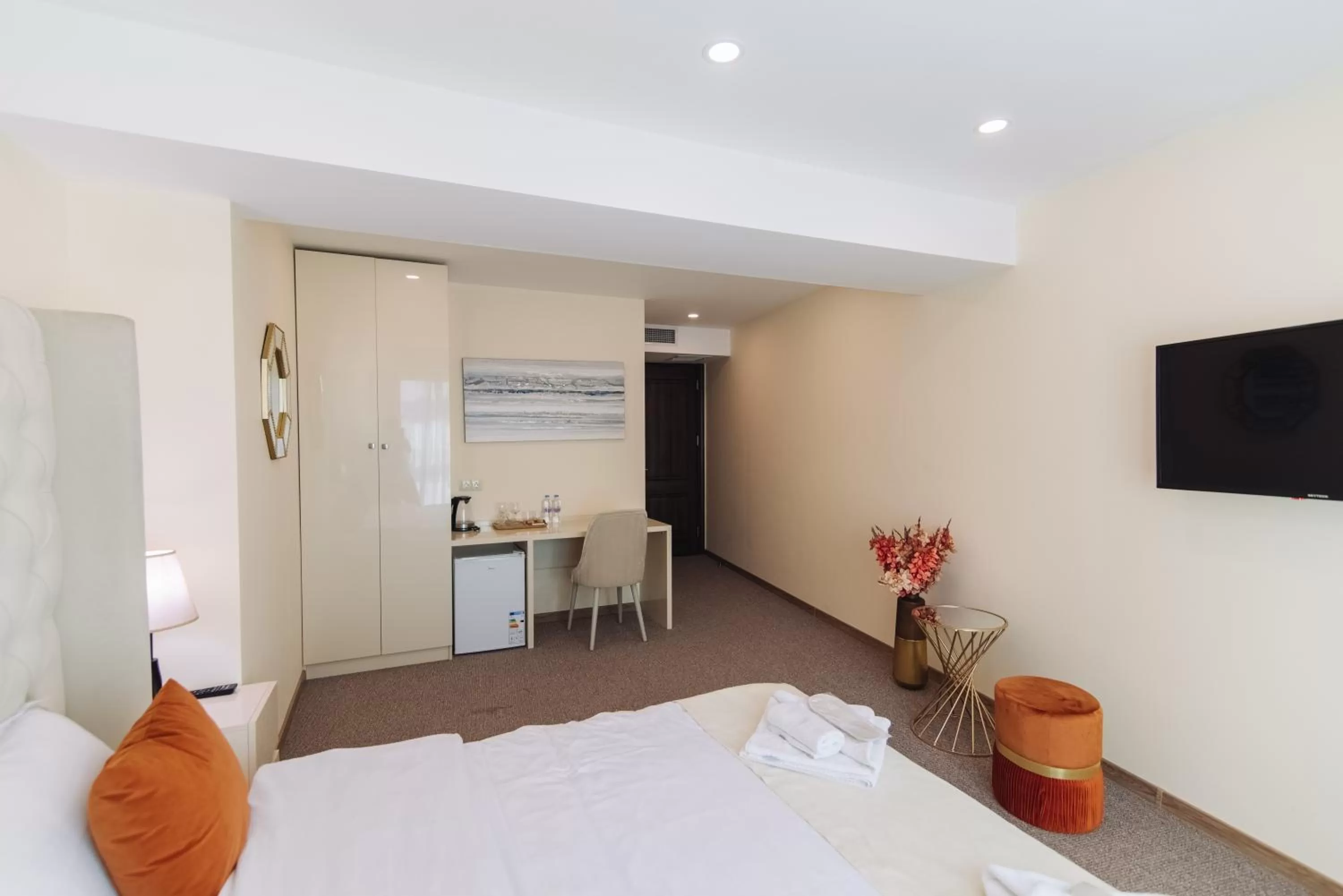 TV and multimedia, Bed in Royal Plaza Hotel