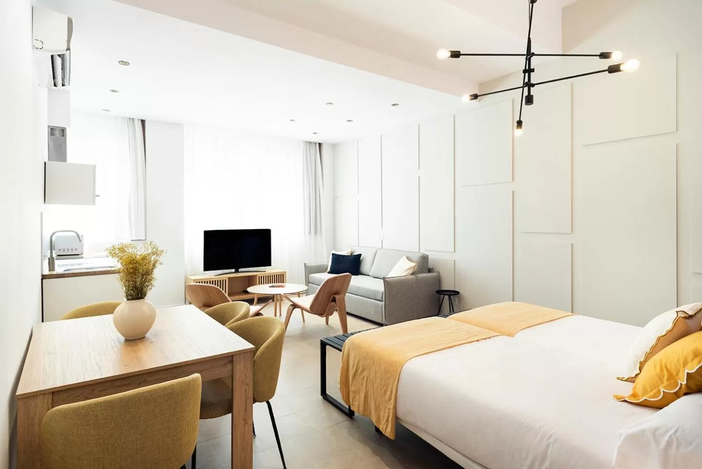 Communal lounge/ TV room, TV/Entertainment Center in Blanq Marina Suites