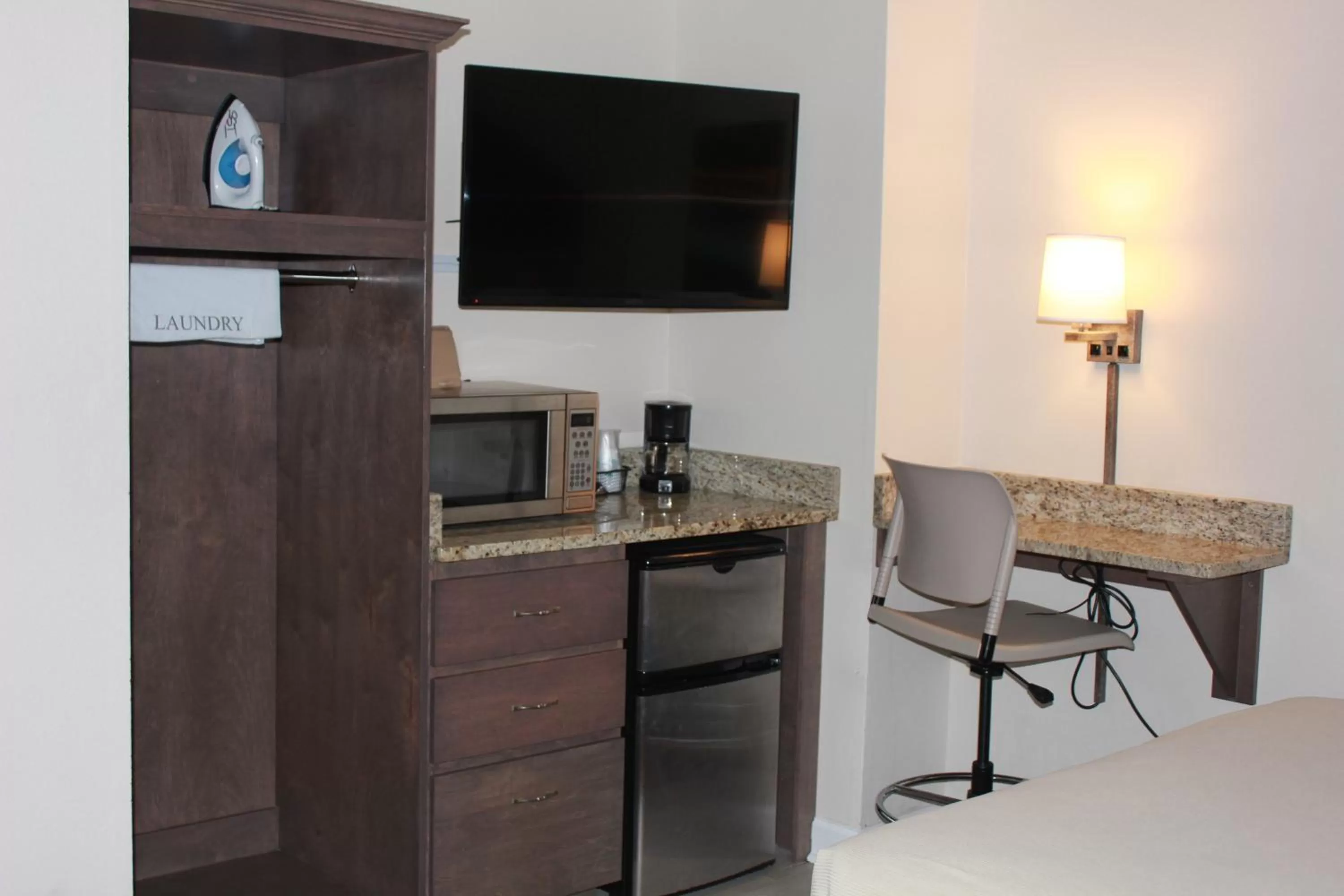 TV and multimedia in Seaside Inn - Isle of Palms