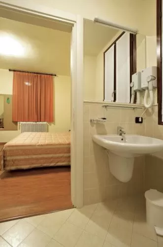 Bathroom, Bed in Hotel Bellavista