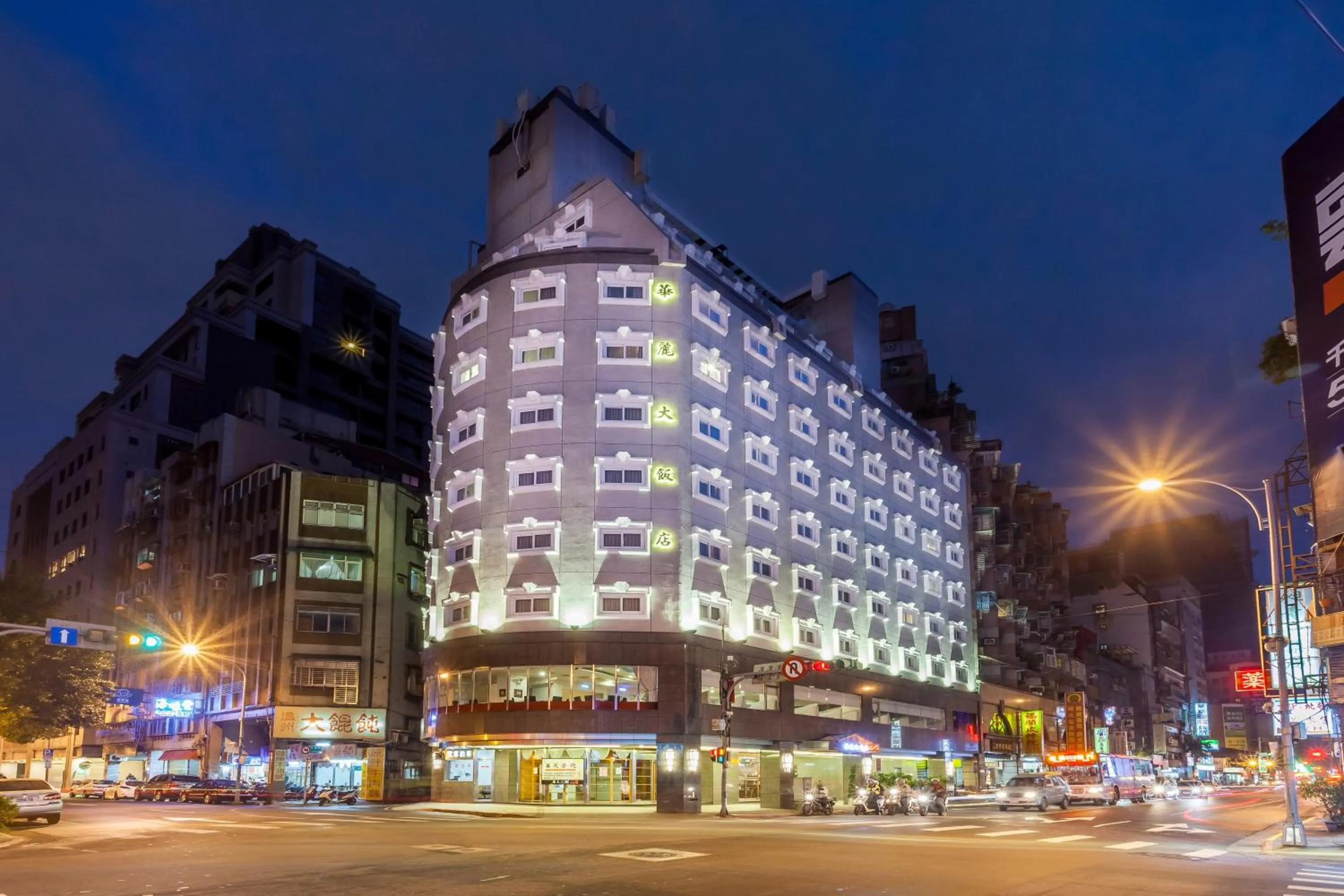 Property building in 華麗大飯店Ferrary Hotel