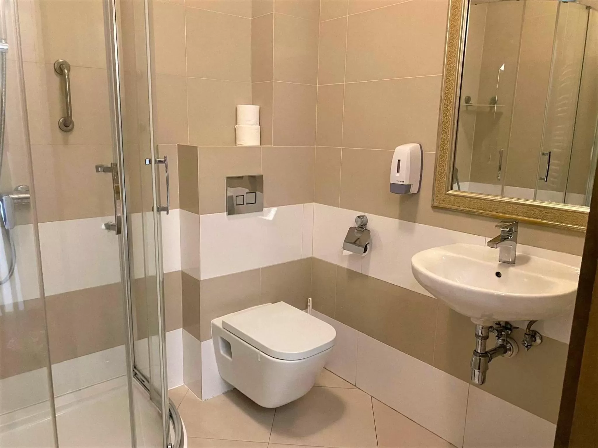 Shower in Hotel President